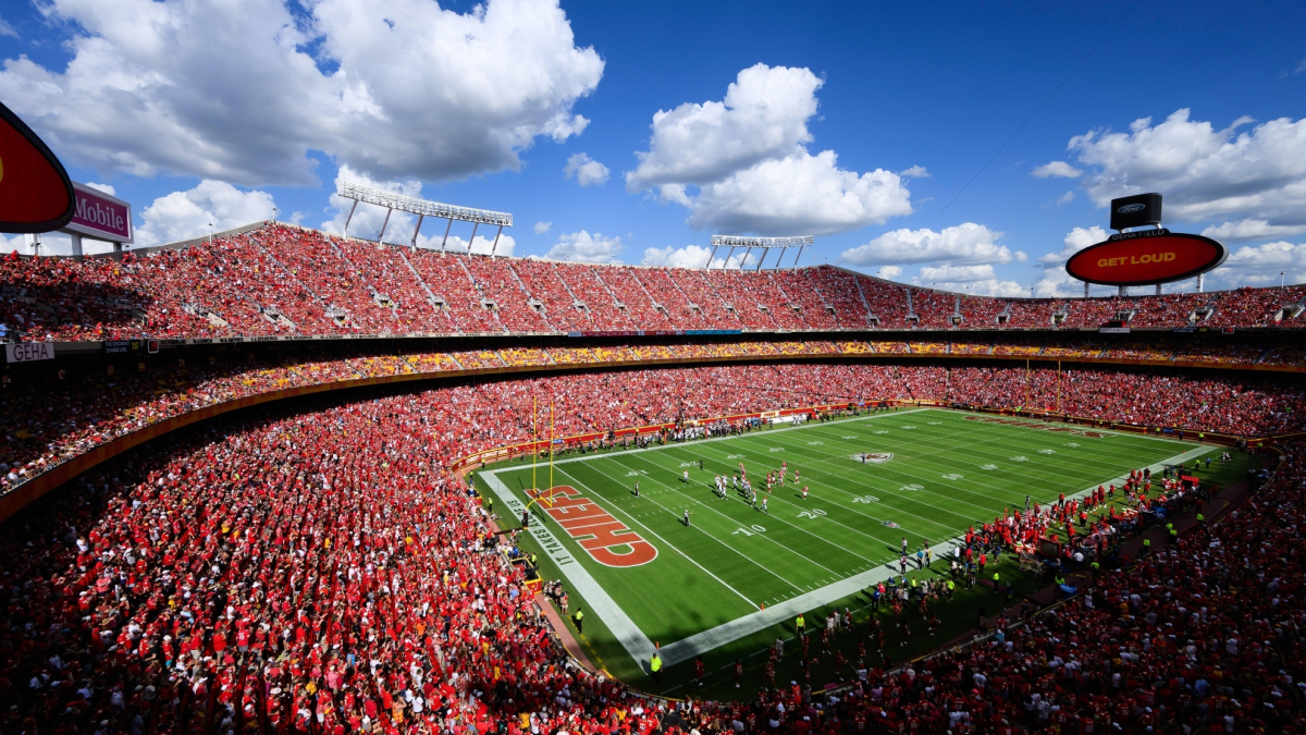 An image accompanying Marca coverage of the Kansas City Chiefs' stadium debate between renovation and a new facility.