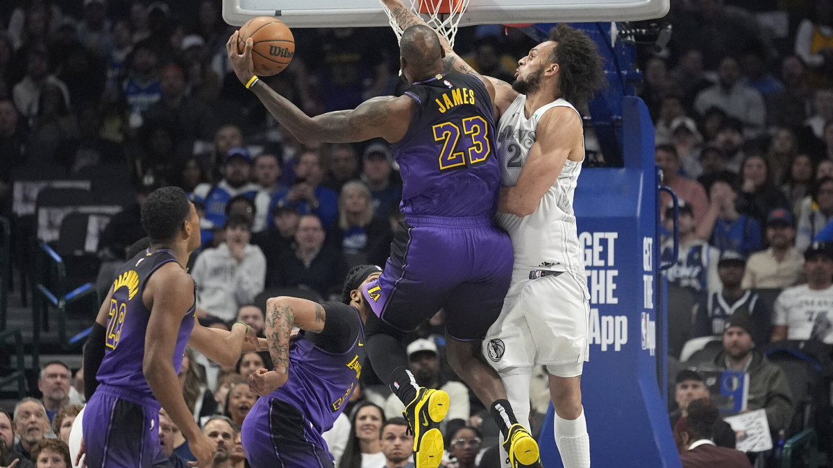 Lebron James turns back the clock with jaw-dropping lefty dunk that ...