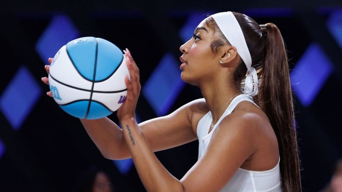 Angel Reese taunts the referee with provocative gesture to celebrate a ...