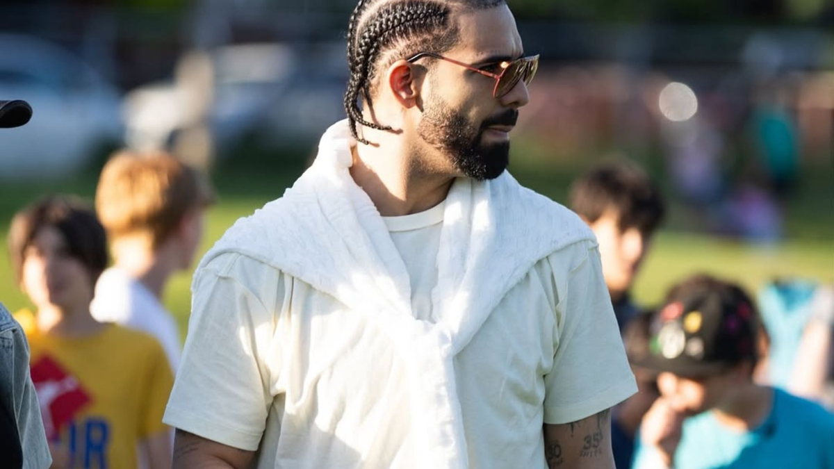 Drake Shaky Camera Drake gets asked if he's famous by older man after tv camera spots him ...