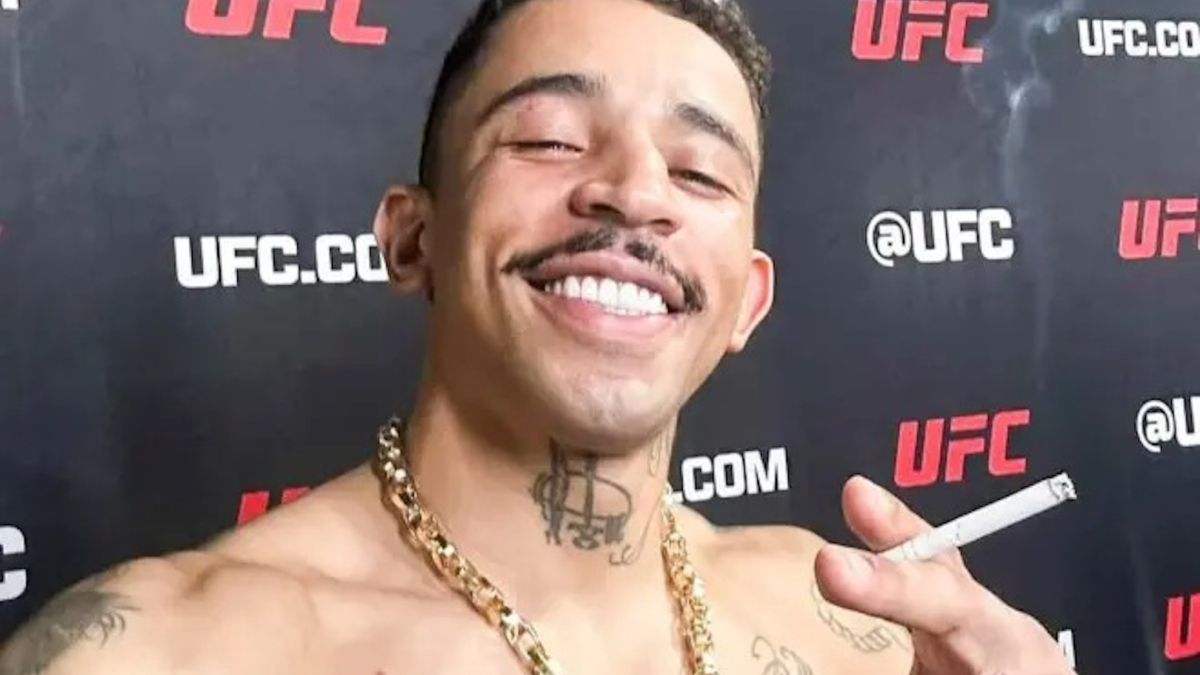 which ufc fighters smoke cigarettes Prates' show at UFC 319: Brutal KO and post-cigarette at press conference