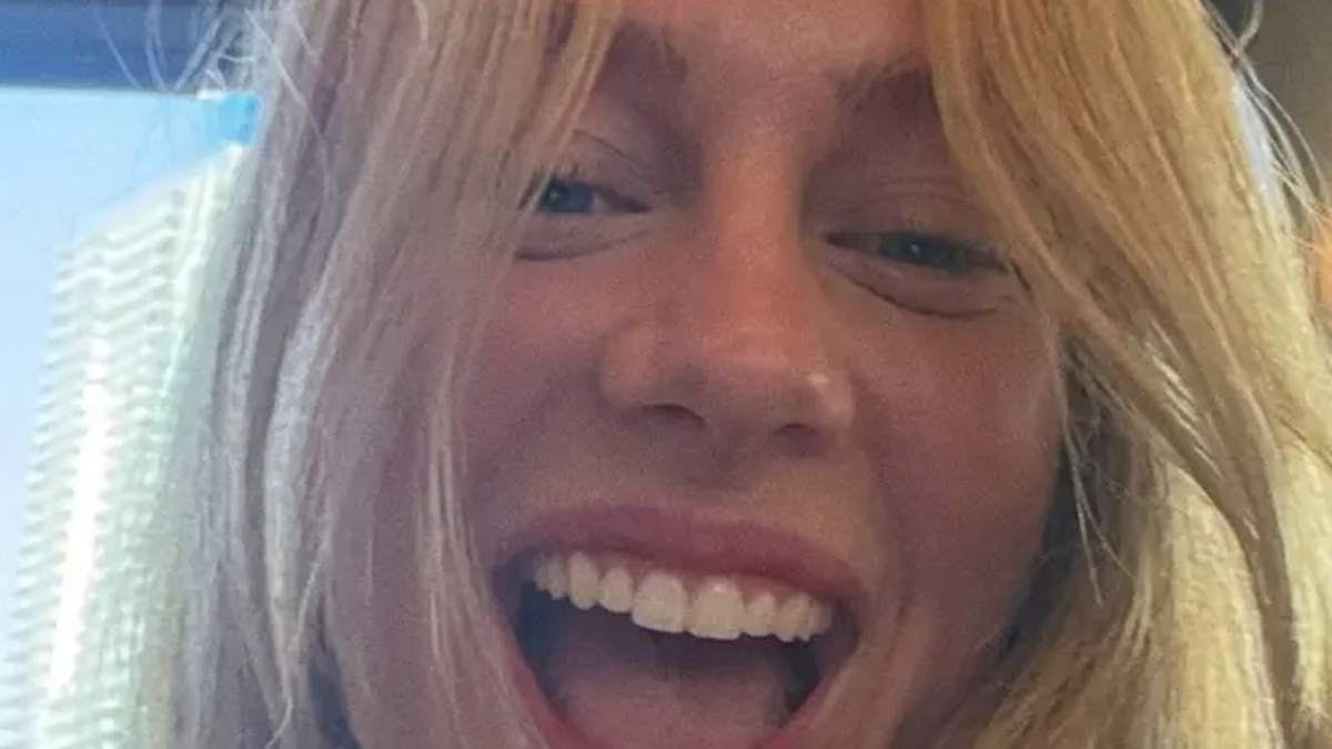 Ester Expósito celebrates Spain's victory, leaving behind the photo of her in the France jersey that Mbappé 