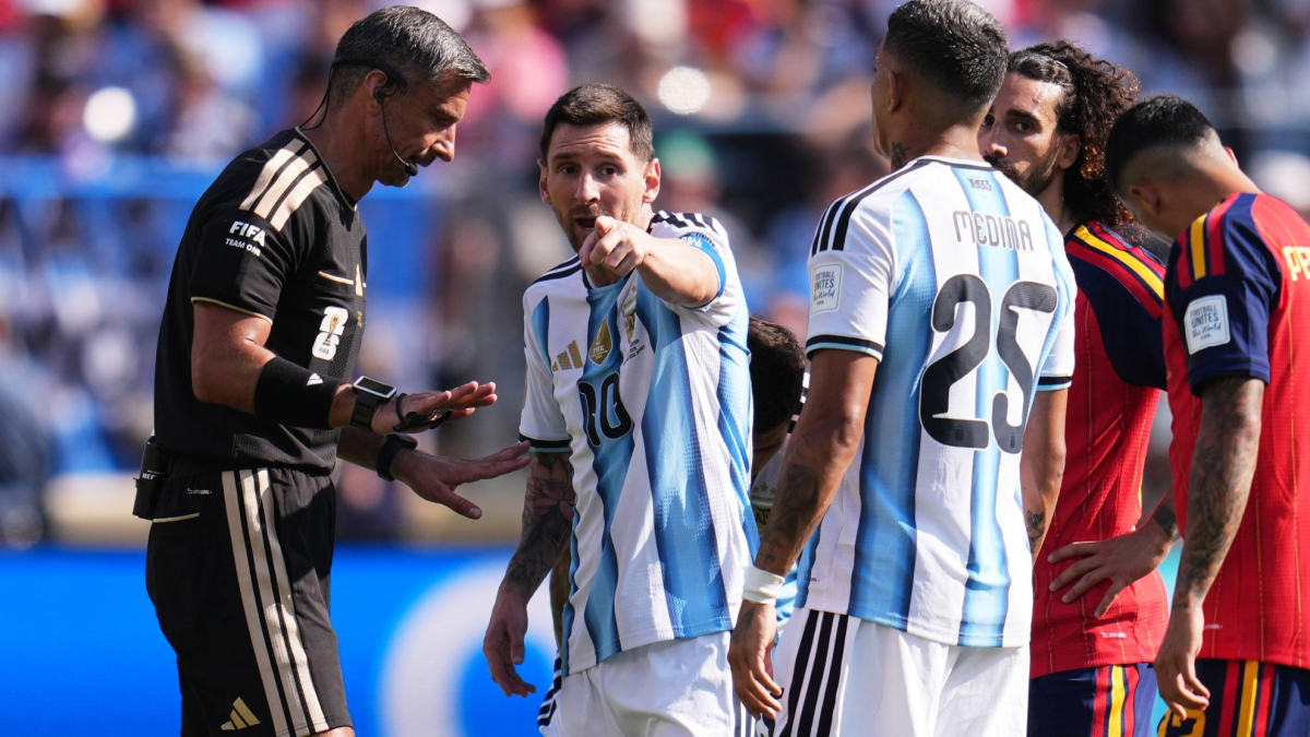 يكشفون المحادثة السرية بين سلافكو فينسيتش وليونيل ميسي بعد نهائي كأس العالم المثير للجدل بين الأرجنتين وإسبانيا