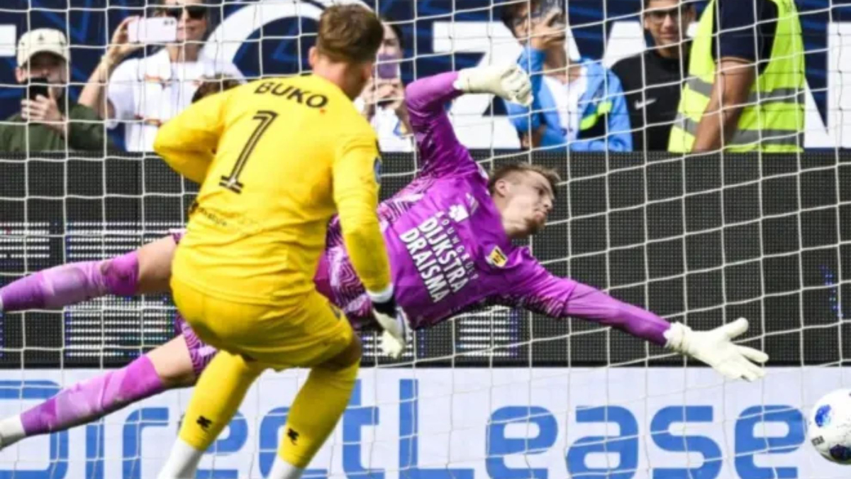 Ronald Koeman Jr. becomes the first goalkeeper to score two goals in an Eredivisie match