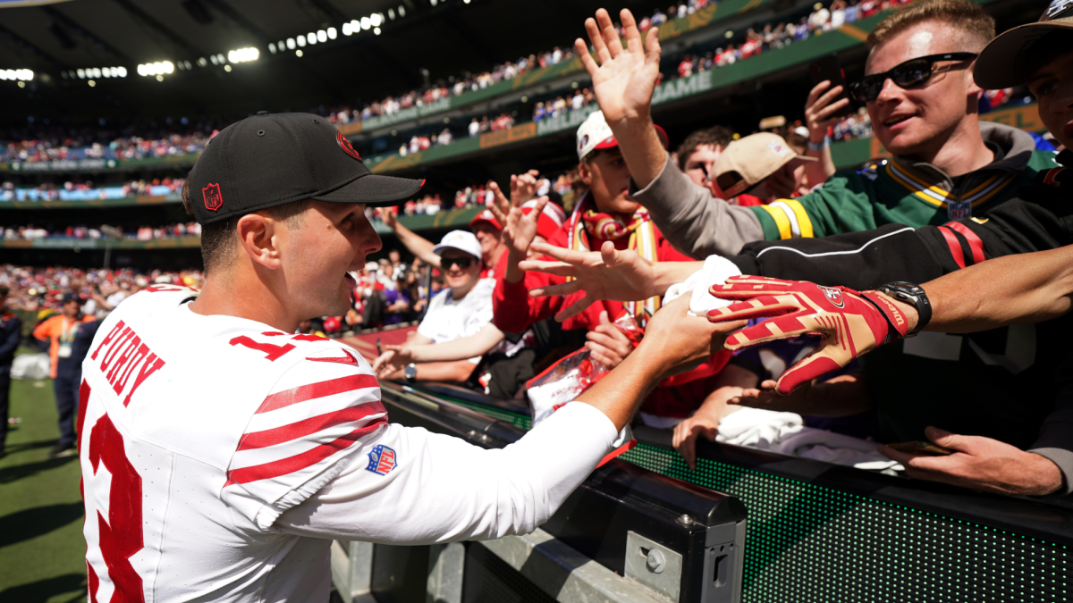49ers fan pays top dollar for front row seats in Australia yet can't see anything happening on the field