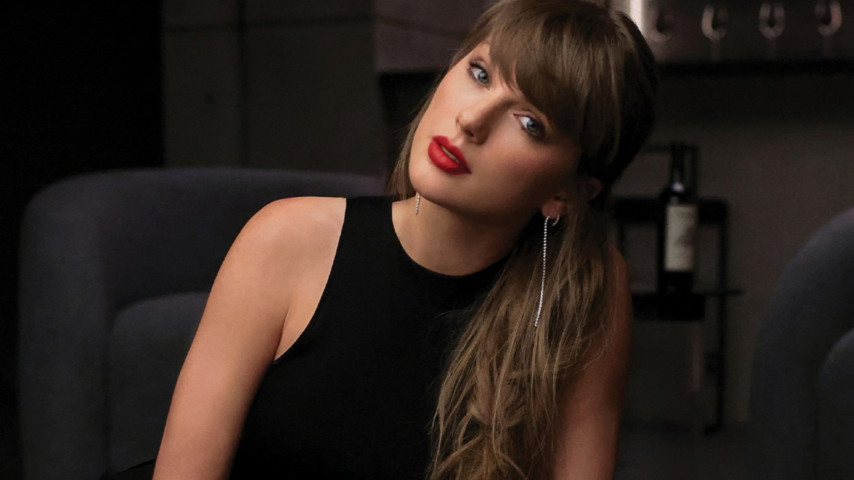 Taylor Swift turns into a blushing fan watching steamy scene for Patient Zero