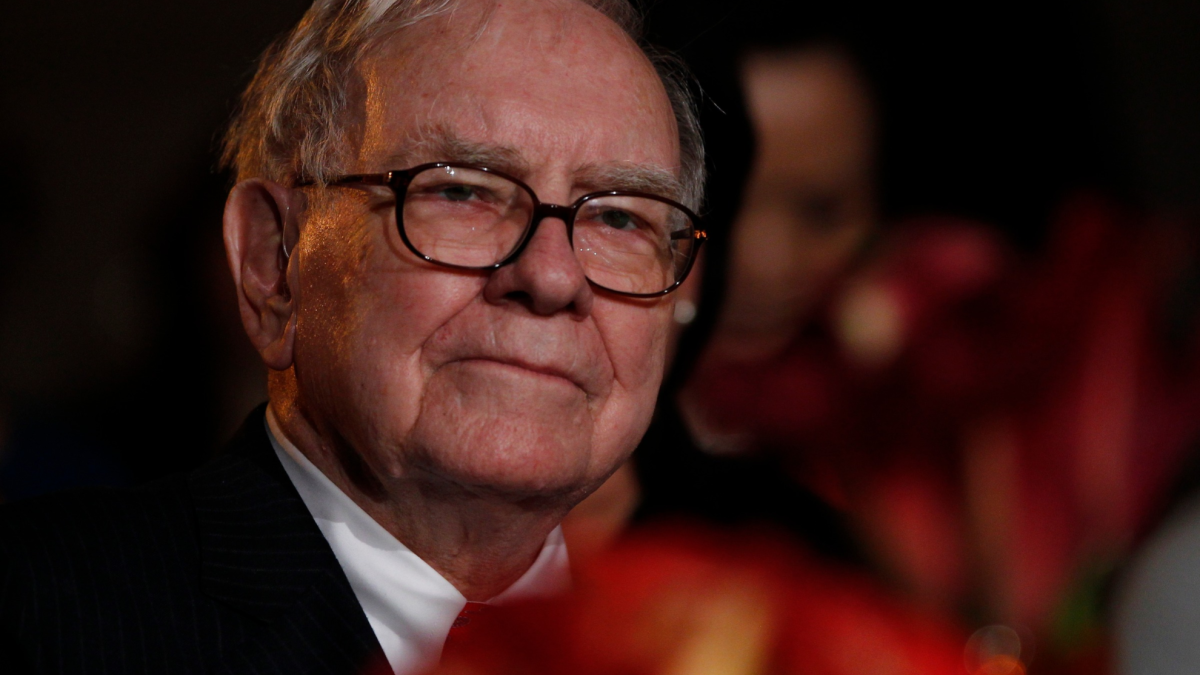 Warren Buffett, billionaire investor: “A stock market crash could be coming, but one smart move could protect investors”