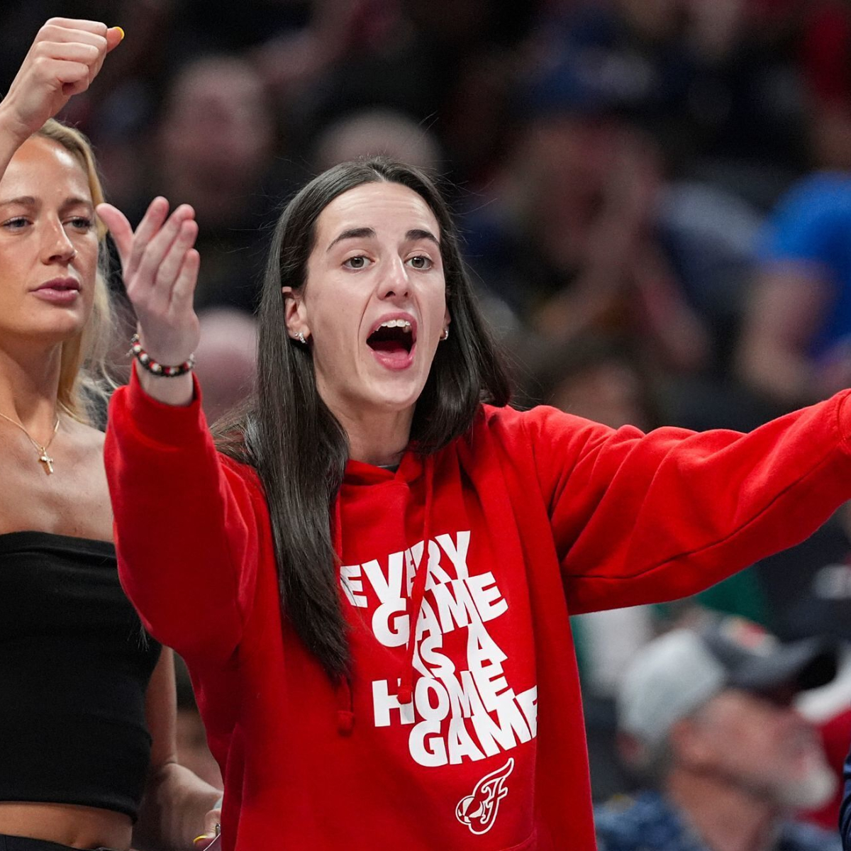 Caitlin Clark caught shoving teammate on the bench as confused fans react over her attitude | MARCA