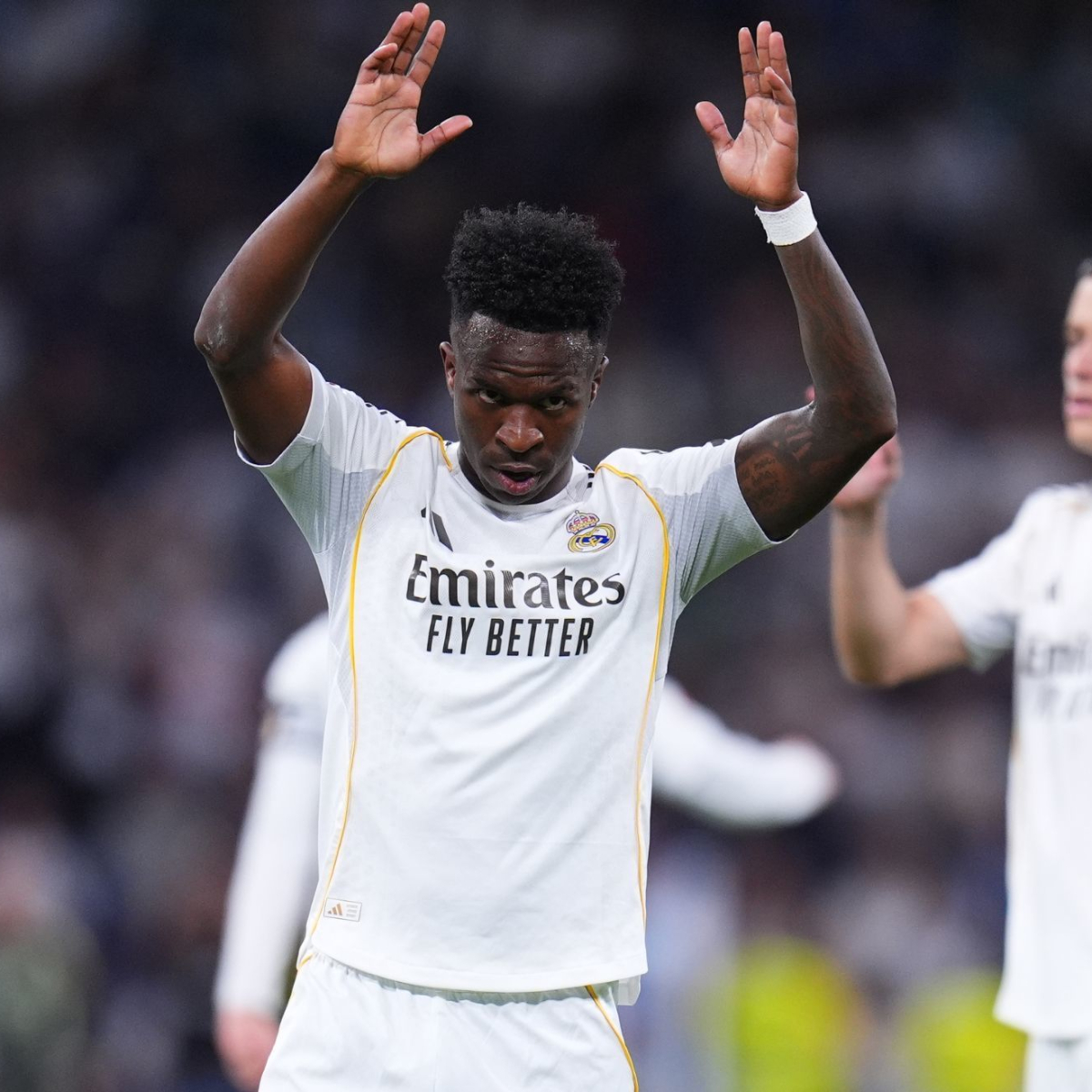 Vinicius Jr. feels the heat from Bernabeu crowd before issuing heartfelt  apology | MARCA