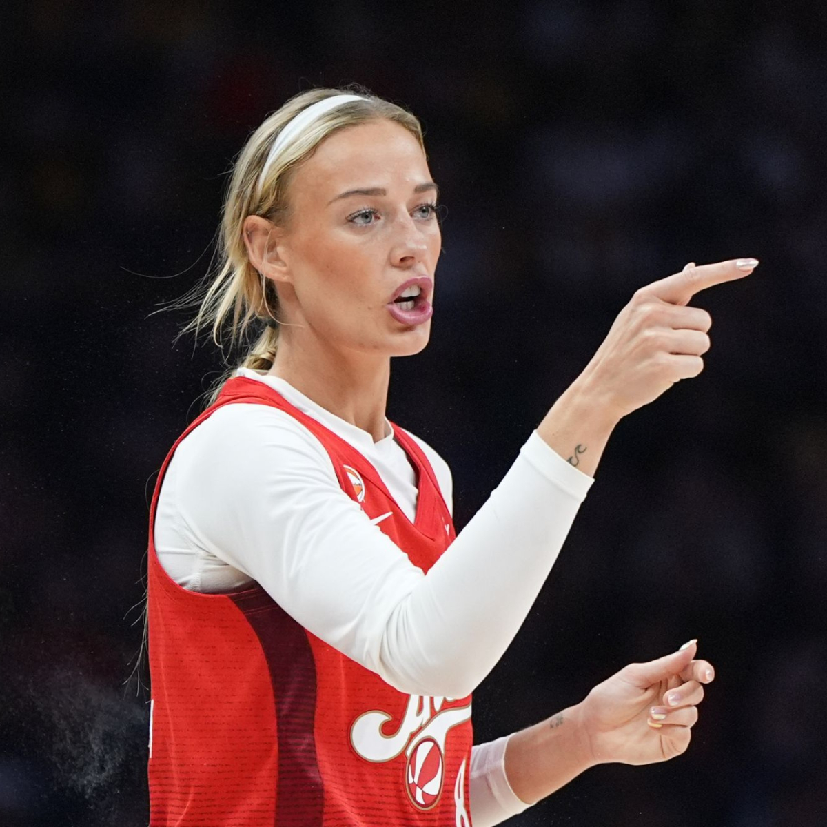 Sophie Cunningham points to the press amid Fever locker room fall off  rumors with telling gesture | MARCA