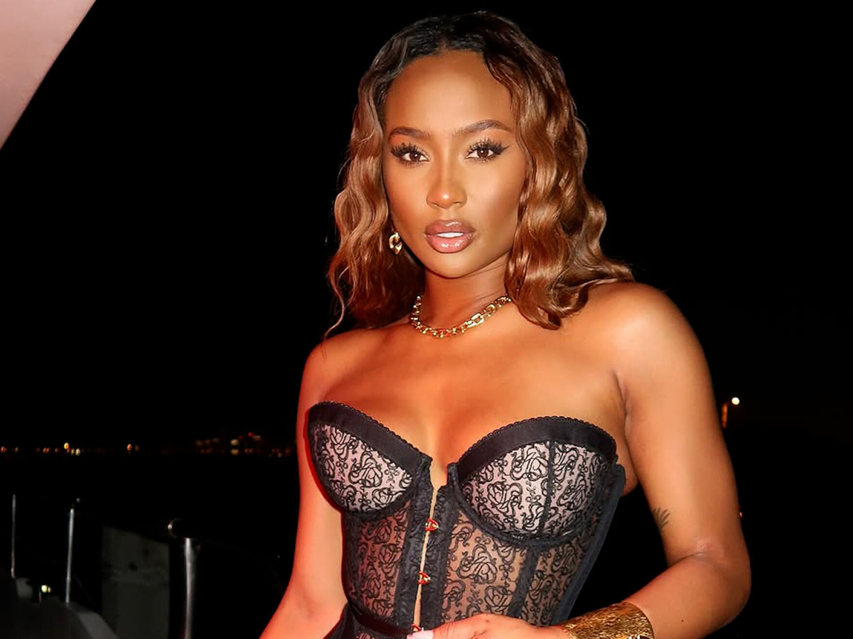 Travis Kelce ex Kayla Nicole starts receiving gifts from another man at her  door to win her over | MARCA