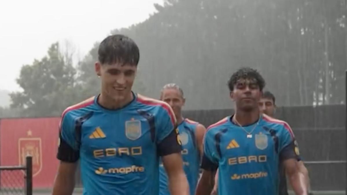 Spain's training session interrupted by sudden downpour in the U.S.