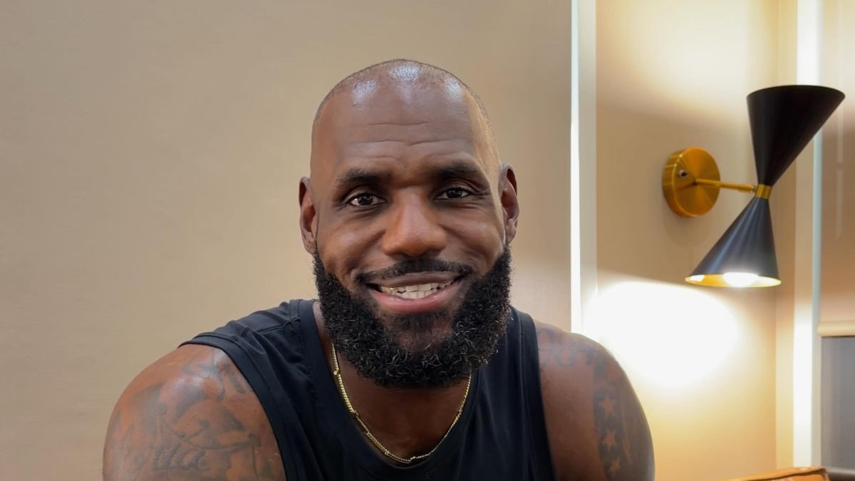 LeBron James shows off forbidden moves as fans speculate about his good mood