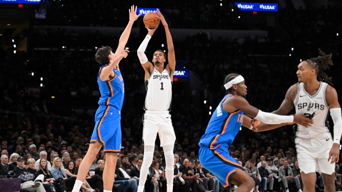 Aday Mara makes his NBA debut by putting Wembanyama on a poster