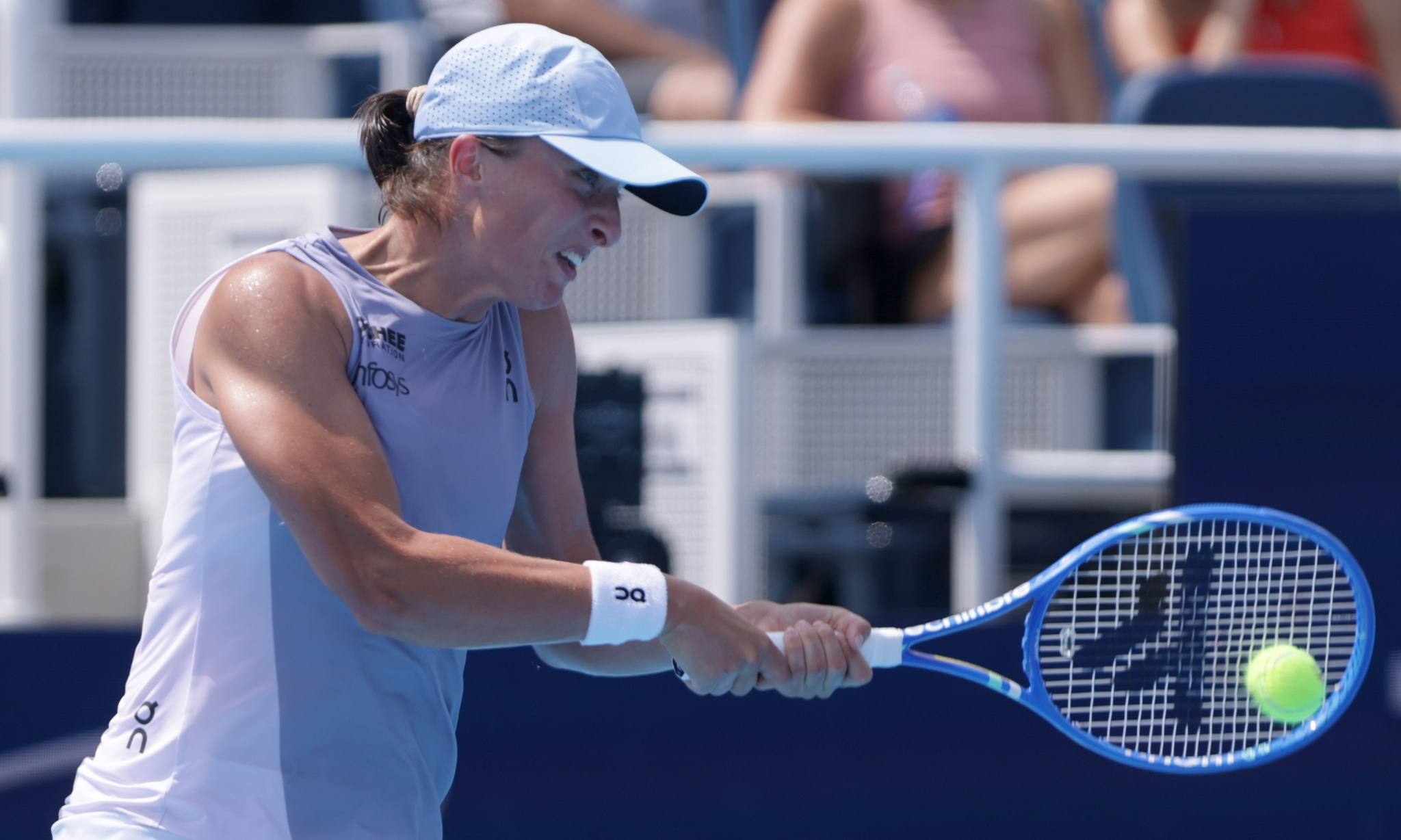 Iga Swiatek of Poland in action against Anna Kalinskaya of Russia during their women's singles quarter-finals match of the Cincinnati Open at the Lindner Family Tennis Center in Mason Ohio, USA, 15 August 2025. (Tenis, Polonia, Rusia) EFE/EPA/MARK LYONS