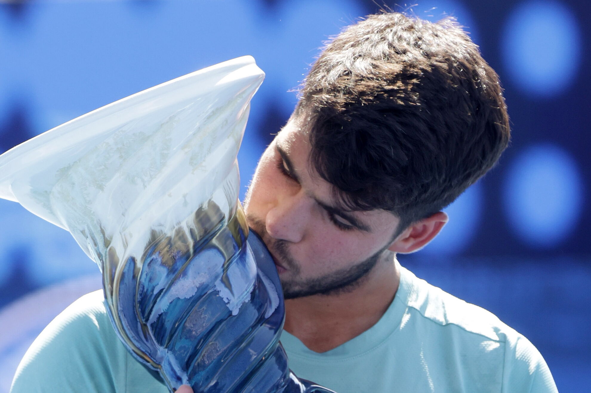 MASON (United States), 18/08/2025.- Carlos lt;HIT gt;Alcaraz lt;/HIT gt; of Spain kisses the Champion's Trophy after his opponent Jannik Sinner of Italy retired due to illness during the Men's Final of the Cincinnati Open tournament at the Lindner Family Tennis Center in Mason, Ohio, USA, 18 August 2025. (Tenis, Italia, España) EFE/EPA/MARK LYONS