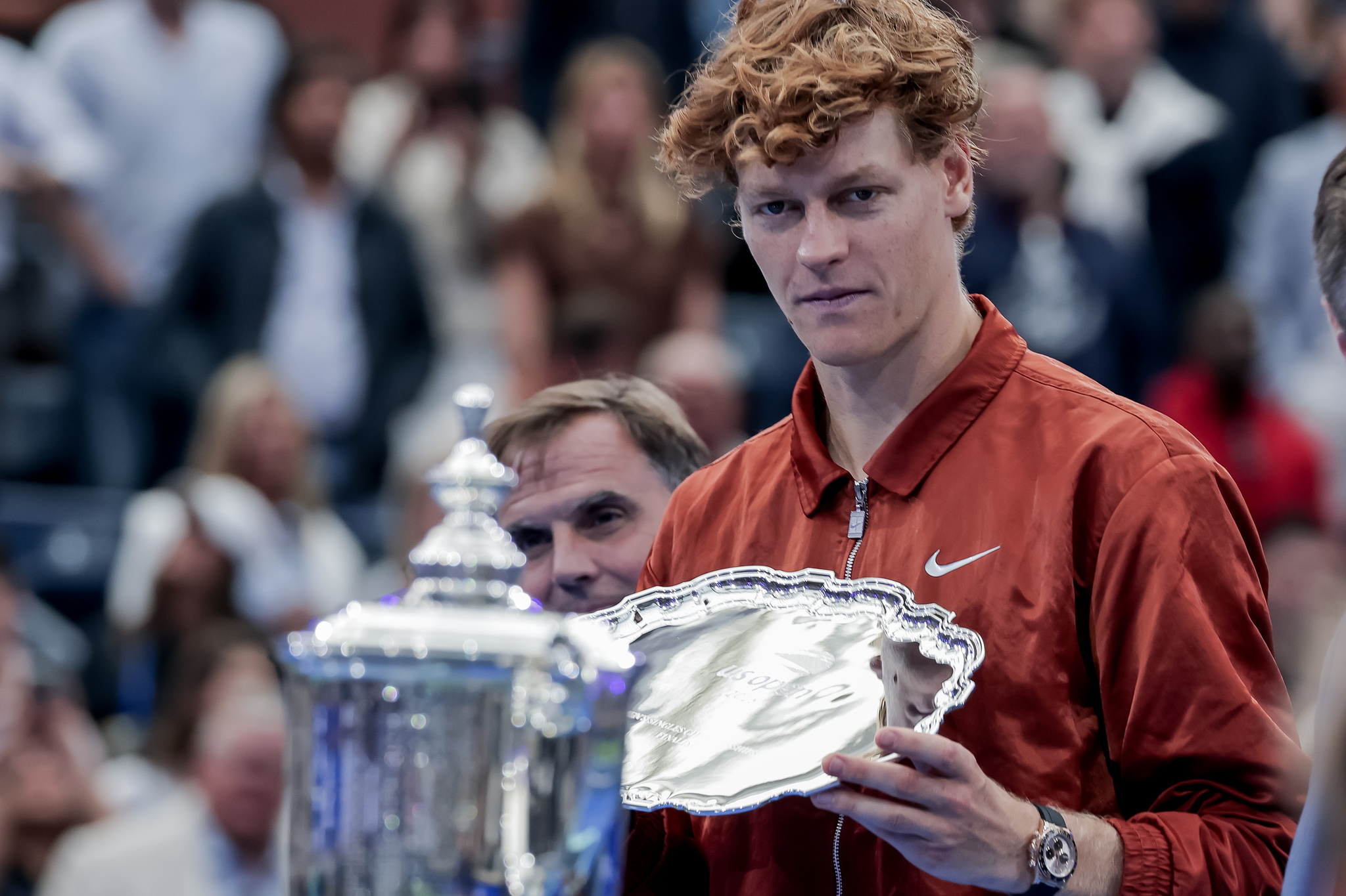 Jannik Sinner off Italy lifts the runner up trophy after losing the men's singles final of the US Open Tennis Championships at the USTA Billie Jean King National Tennis Center in Flushing Meadows, New York, USA, 07 September 2025. (Tenis, Italia, Nueva York) EFE/EPA/CRISTOBAL HERRERA ULASHKEVICH