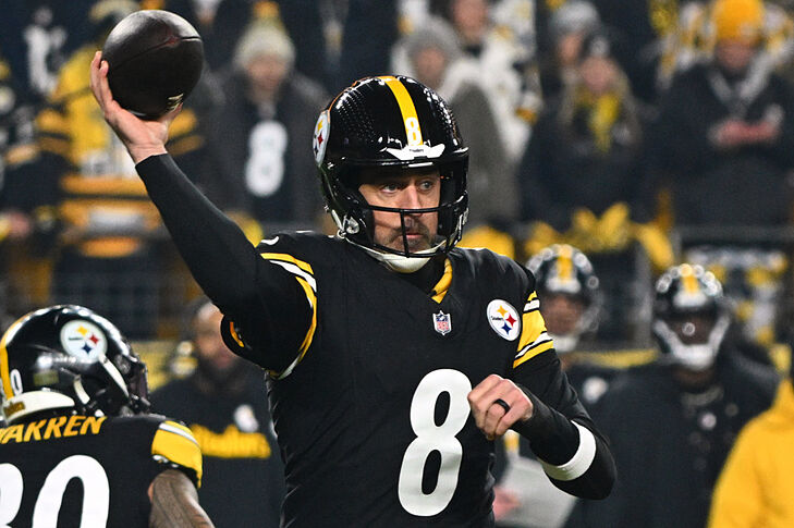 Aaron Rodgers throws a pass during his final game with the Pittsburgh Steelers during the 2025 NFL season.
