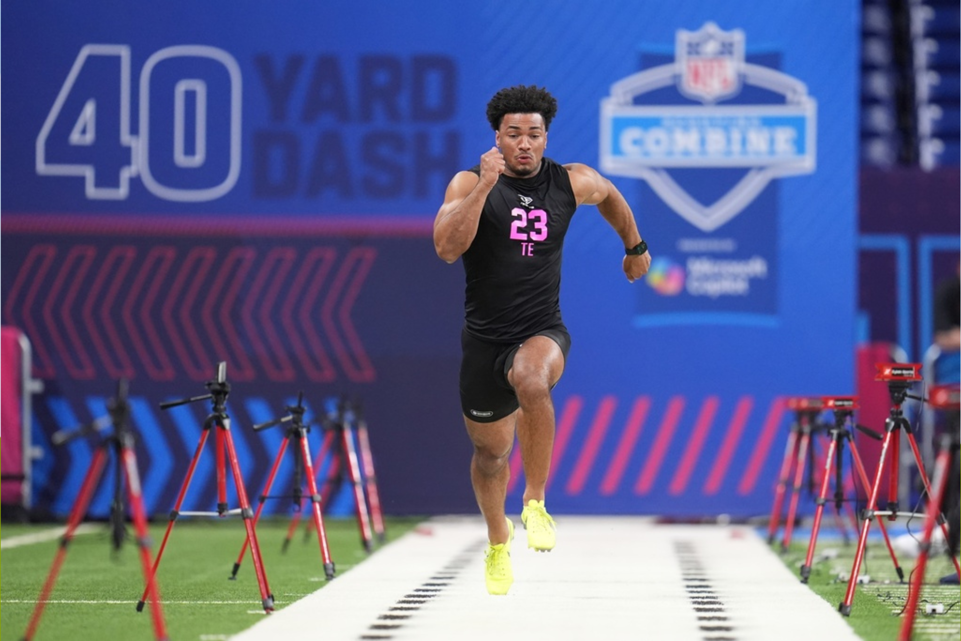Oregon tight end Kenyon Sadiq (23) runs the 40-yard dash at the NFL football scouting combine
