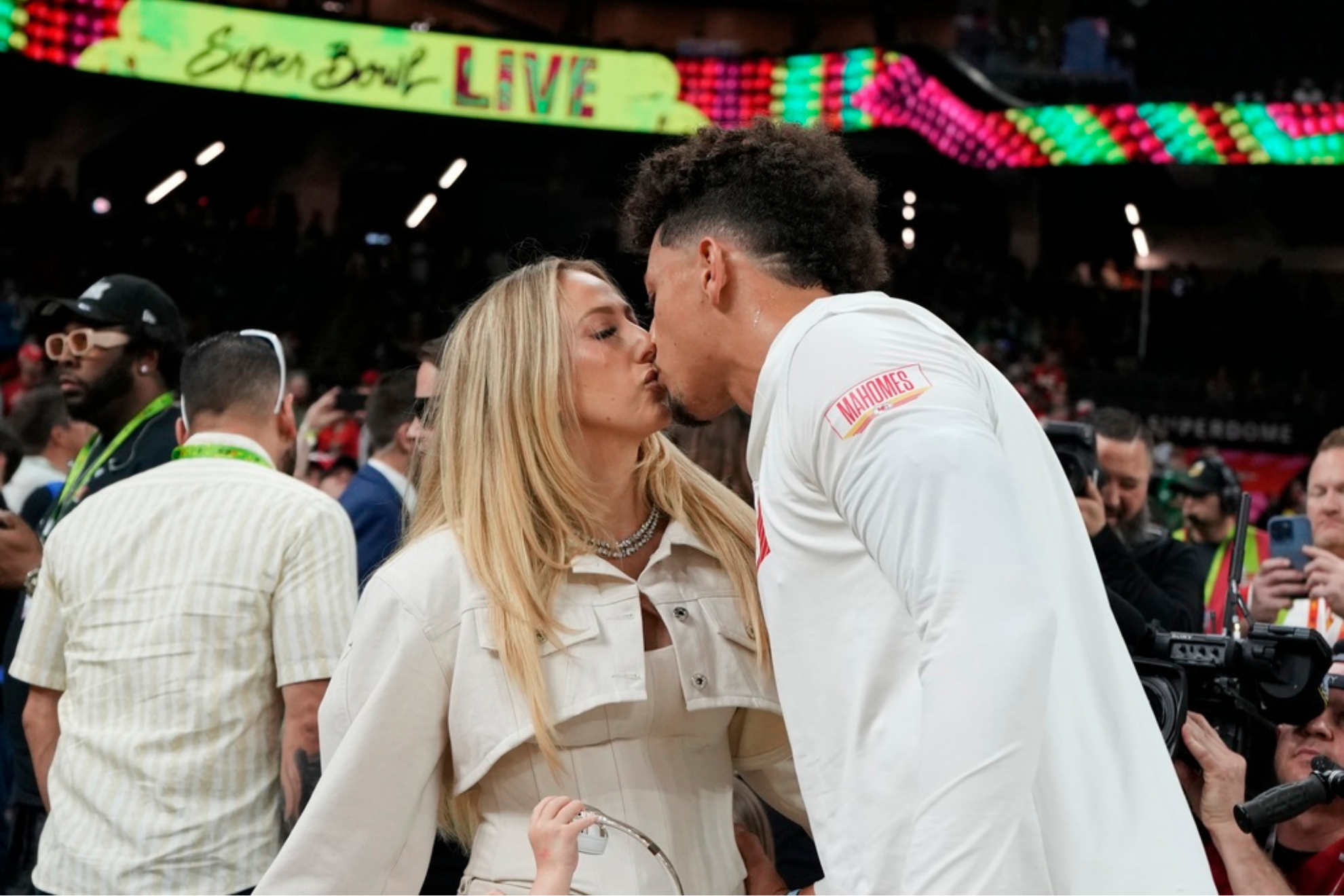 Patrick Mahomes returns to the past to fall in love again with college-age  Brittany | MARCA
