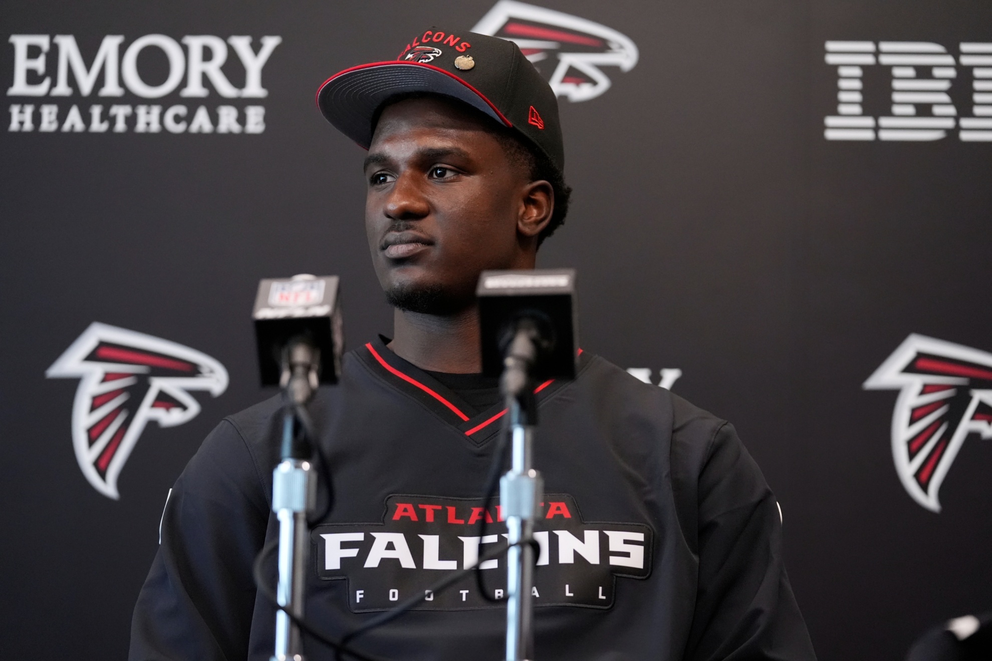 Falcons DE James Pearce Jr. still faces stalking and deadly weapon charges after Florida arrest.