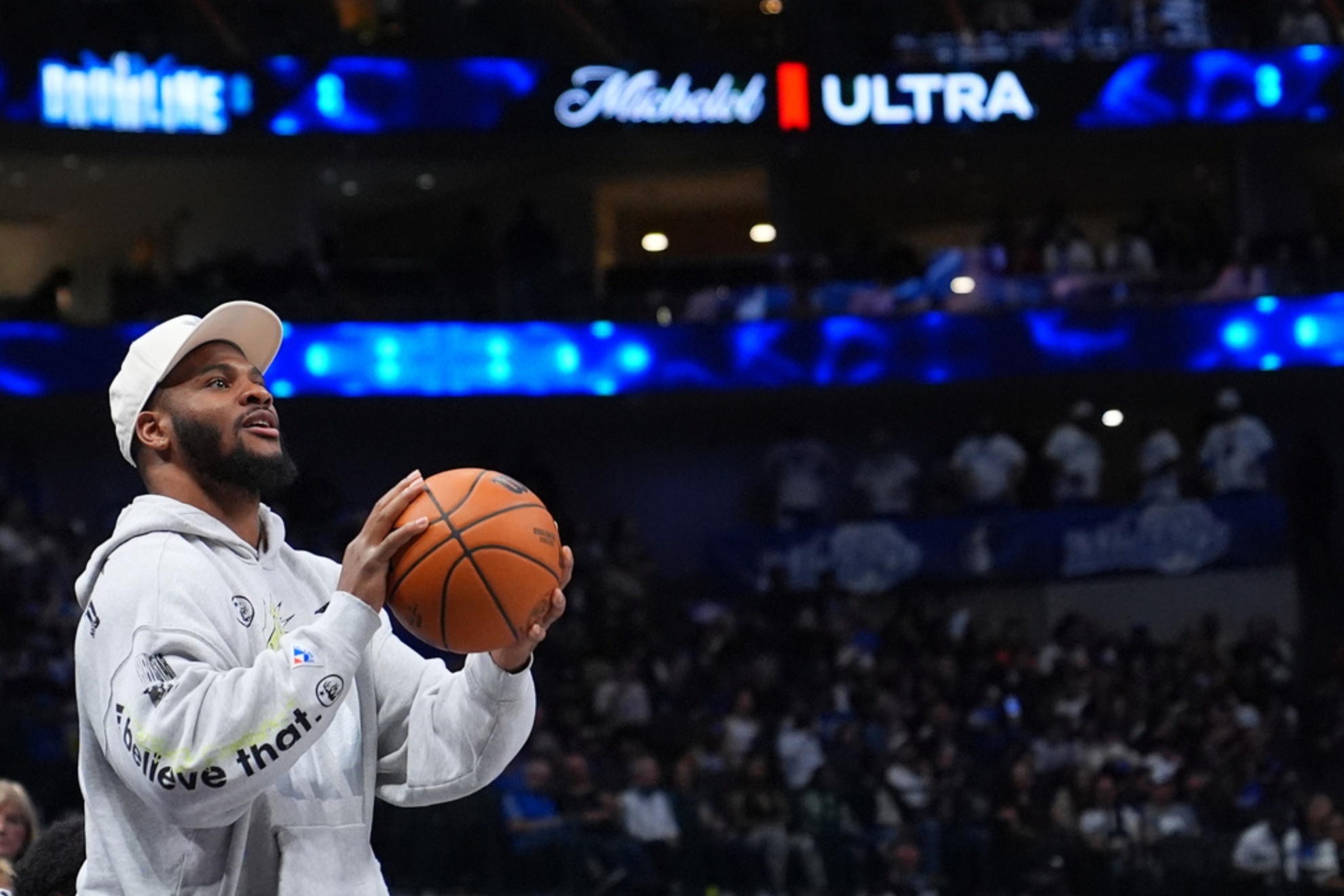 Micah Parsons sparked buzz at a Mavericks game.