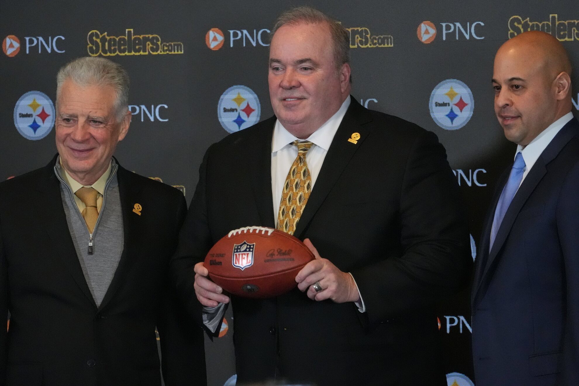 Mike McCarthy with team owner Art Rooney II, left, and general manager Omar Khan