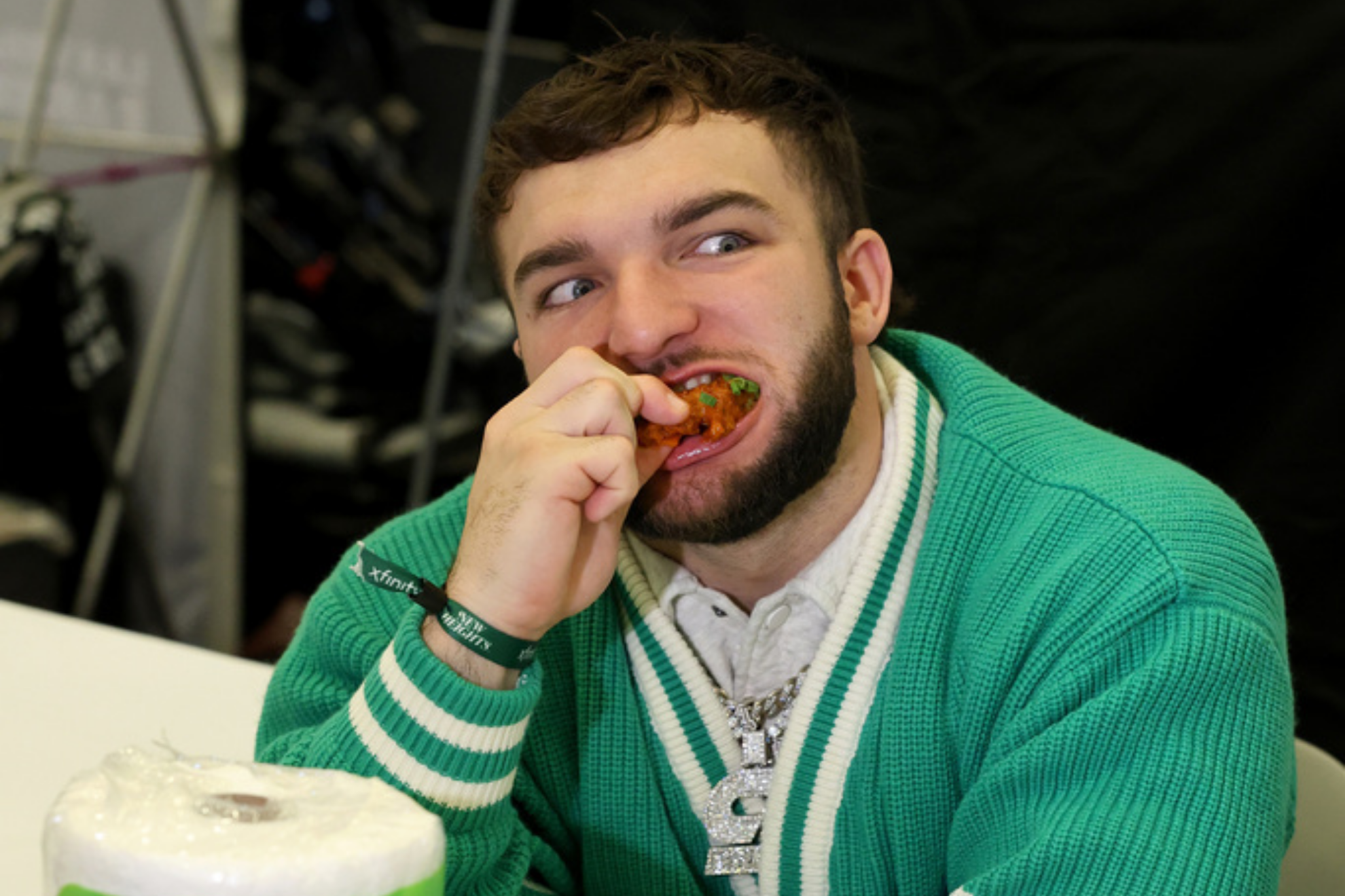 ew York Giants Cam Skattebo eats a chicken wing
