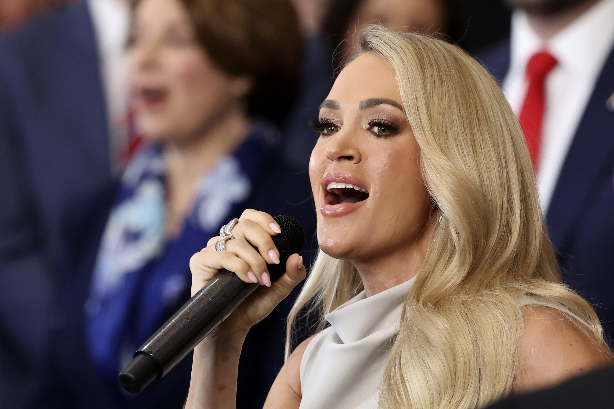 Singer Carrie Underwood dazzled in her holiday photos