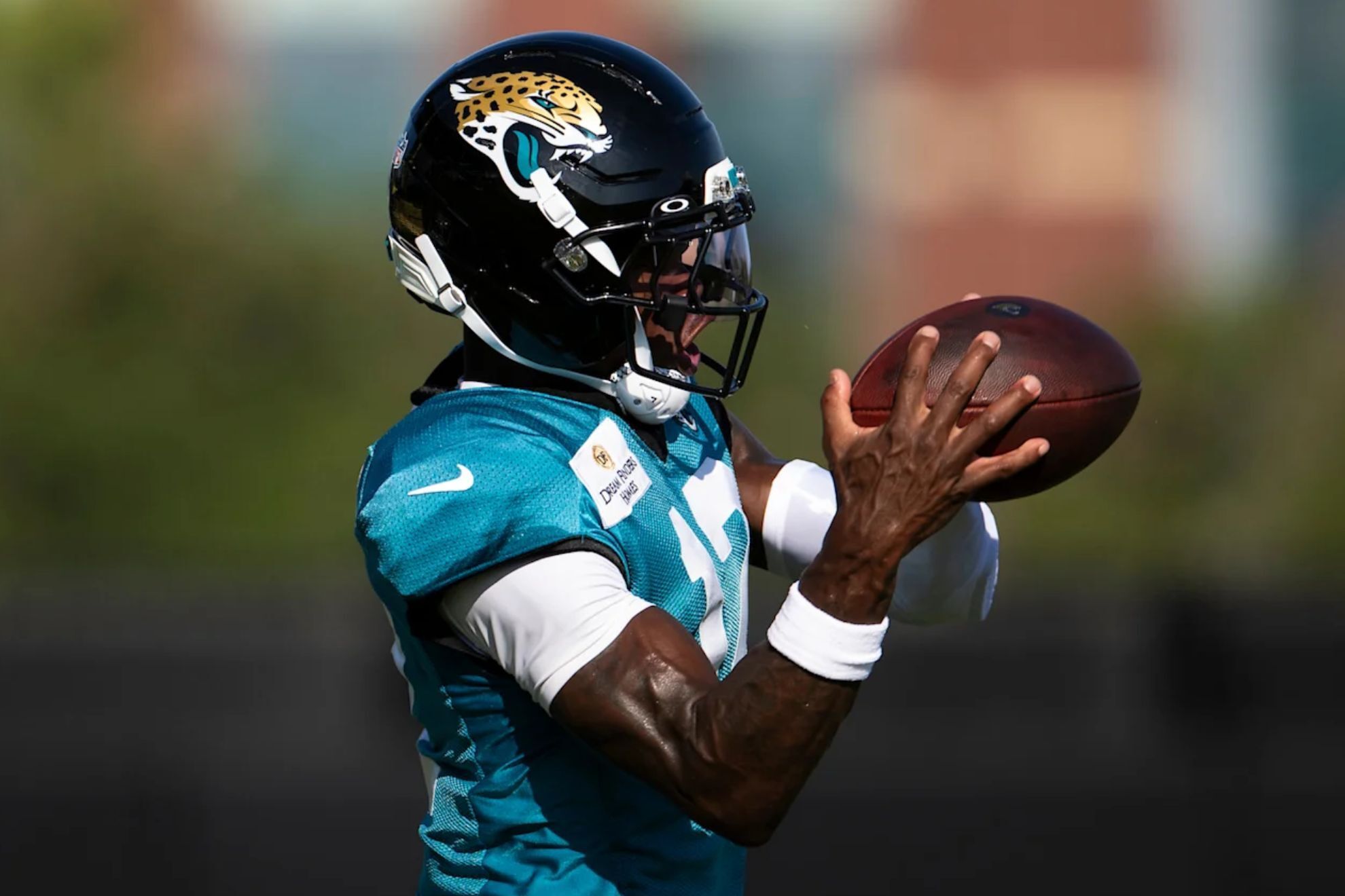 Travis Hunter hurts his hands after an extreme workout to test his catching abilities