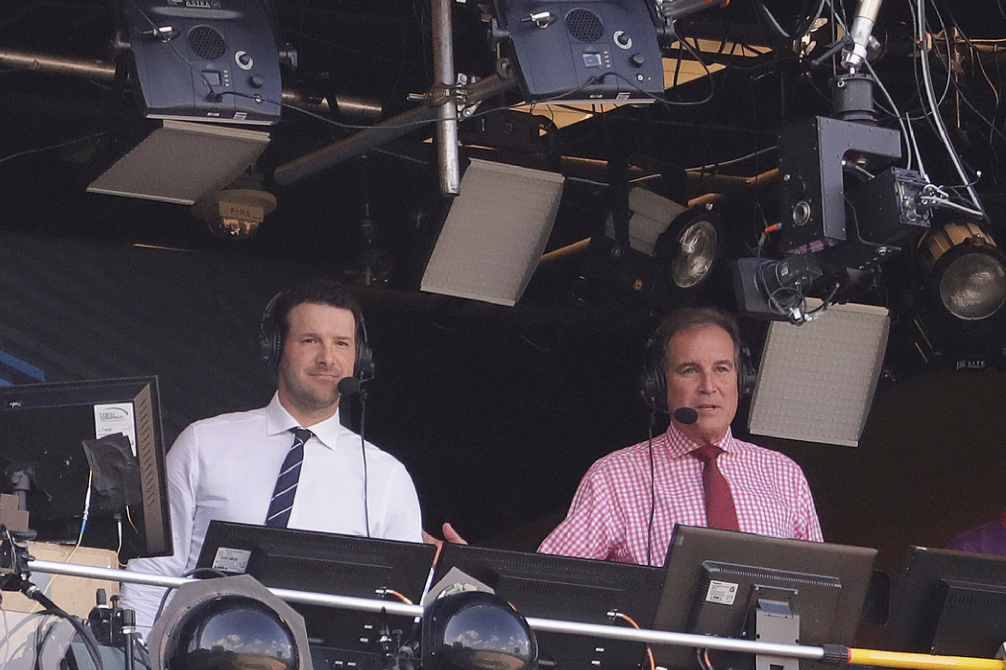 Jim Nantz (R) calls a football game for CBS Sports with Tony Romo LAPRESSE