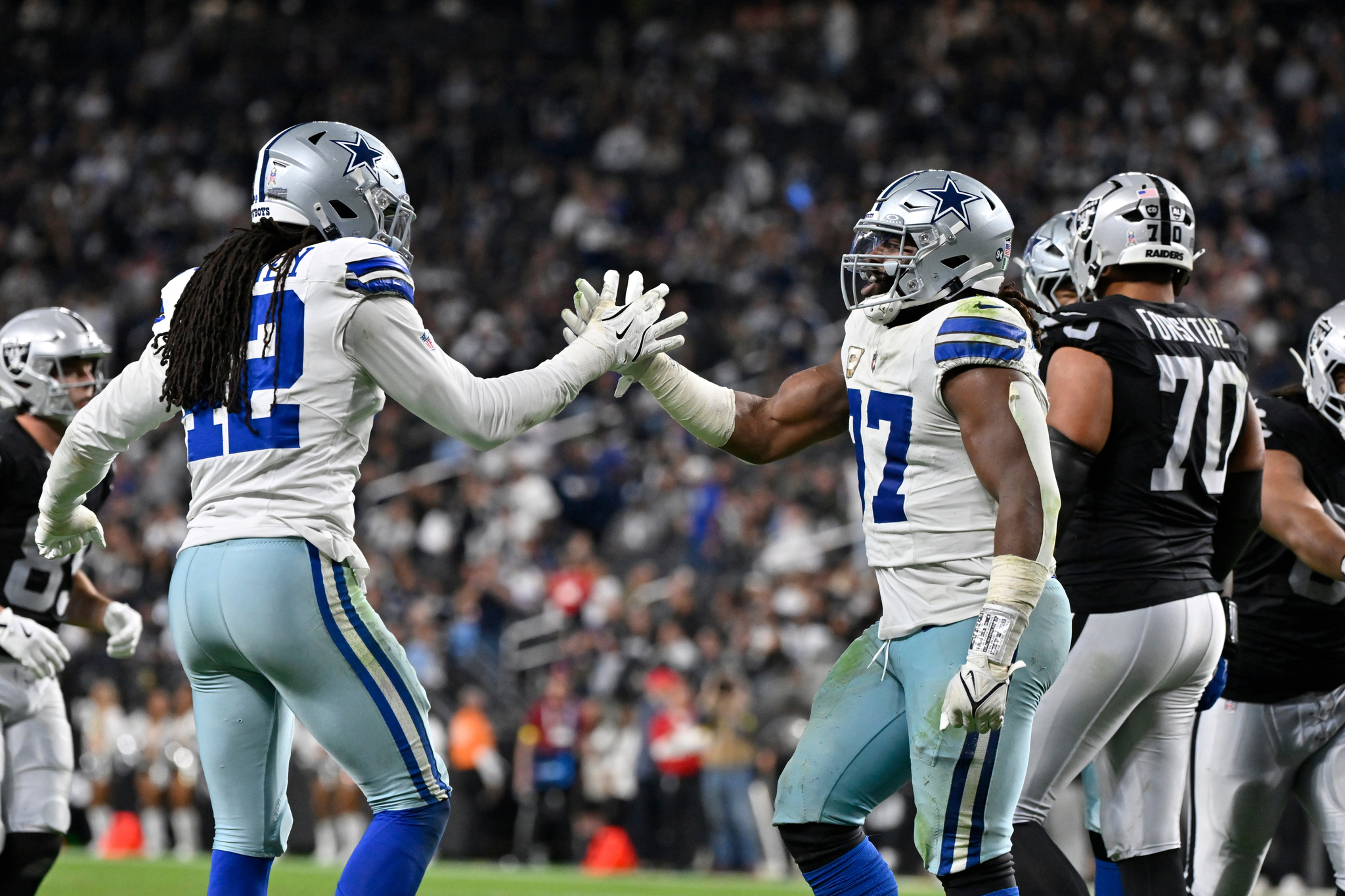 Osa Odighizuwa, defensive tackle de los Cowboys de Dallas, a la derecha, y Jadeveon Clowney, defensive