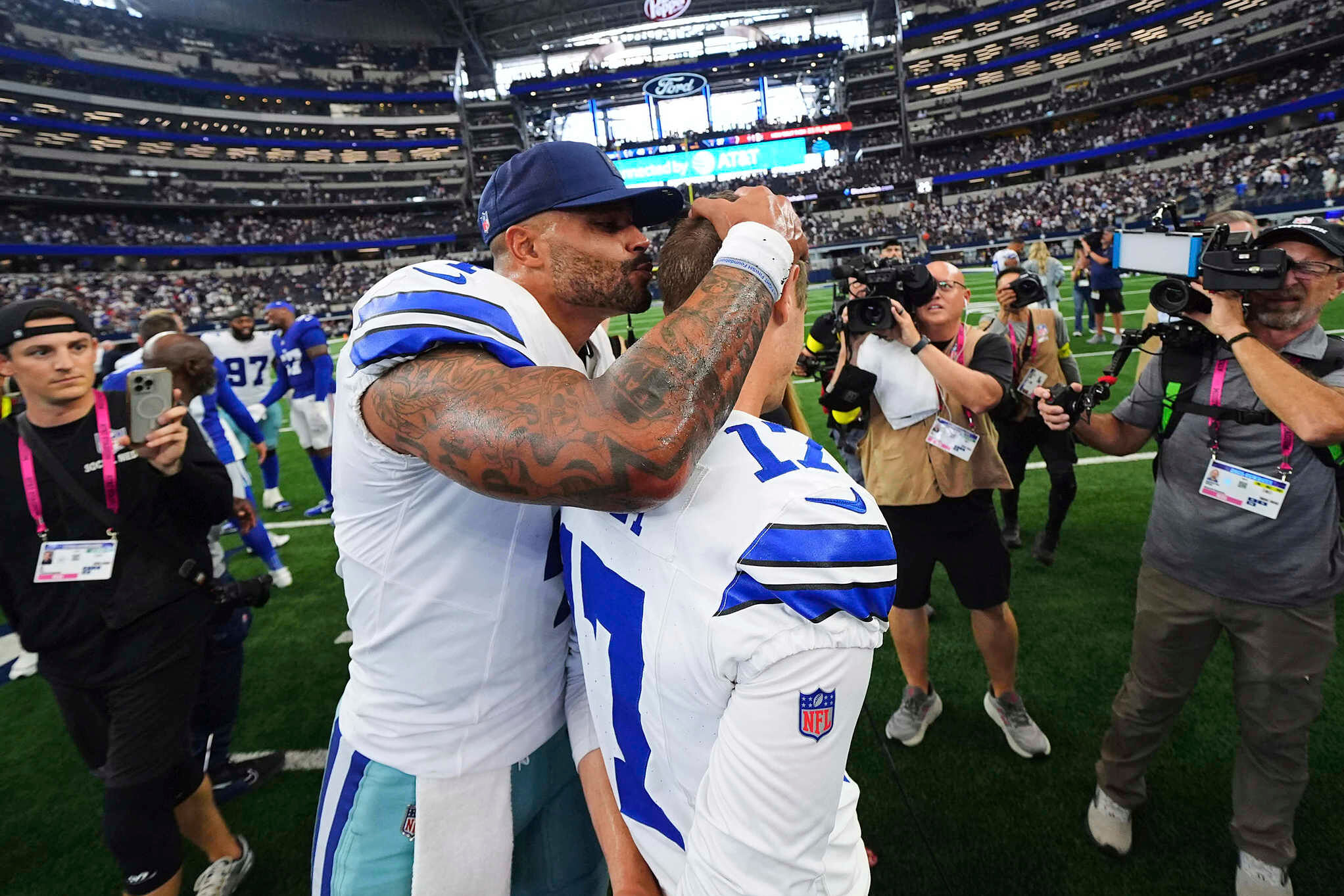 Cowboys player breaks record in Thanksgiving win over Chiefs as he