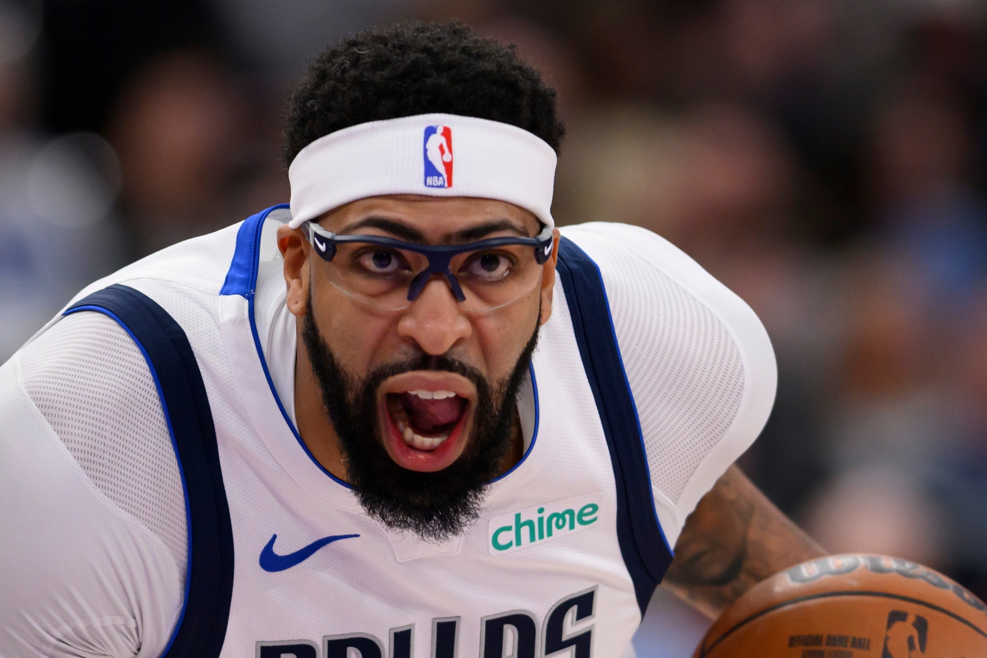 Anthony Davis' hand injury complicates Mavericks' trade deadline strategy