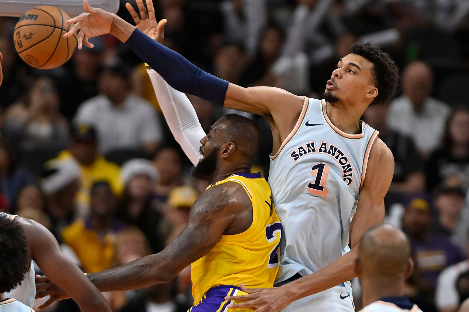 sur Le Roster. | Victor Wembanyama, une saison presque parfaite Victor Wembanyama blocks a LeBron James layup attempt during a San Antonio Spurs vs. Los Angeles Lakers game.
