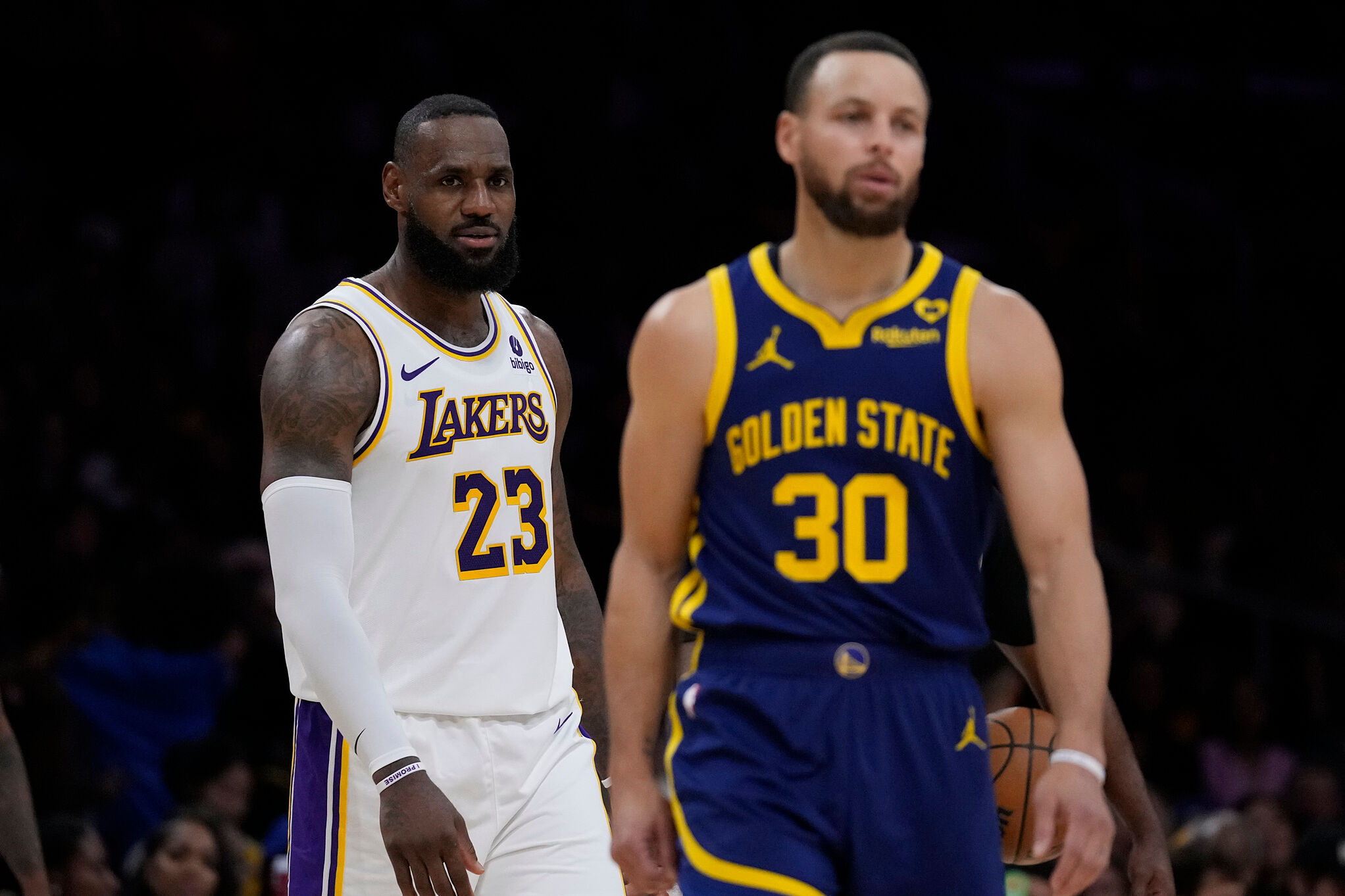 LeBron James (left) and Stephen Curry (right).