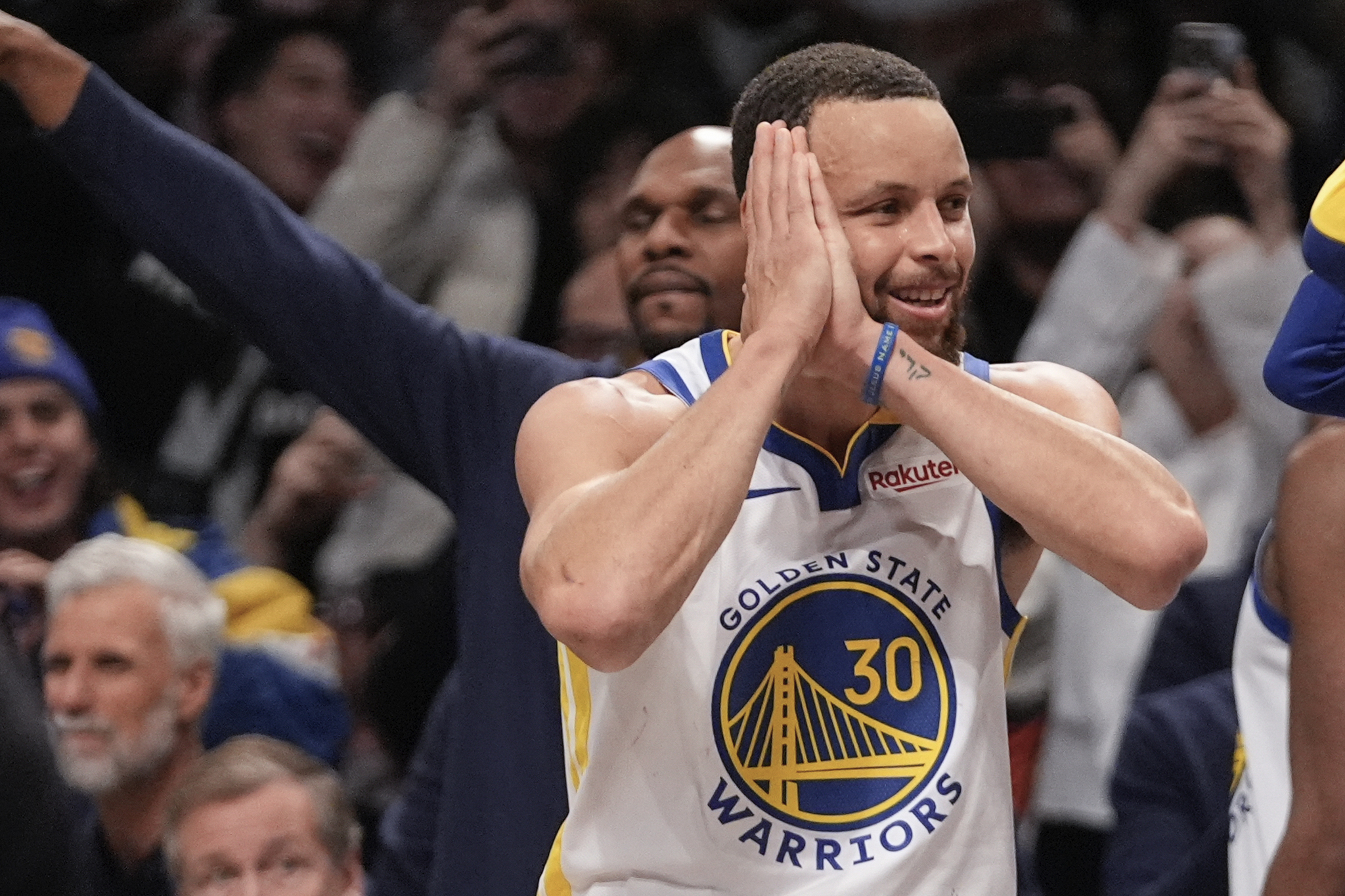 Warriors icon Stephen Curry has found a way to get back at the trolls who target him. (AP Foto/Frank Franklin II)