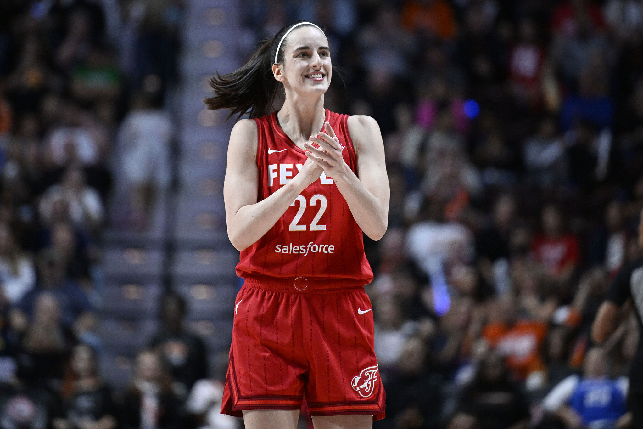 Caitlin Clark shows off her incredible physical transformation in a sleeveless red dress next to Serena Williams | MARCA Caitlin Clark shows off her incredible physical transformation in a sleeveless red dress next to Serena Williams | MARCA