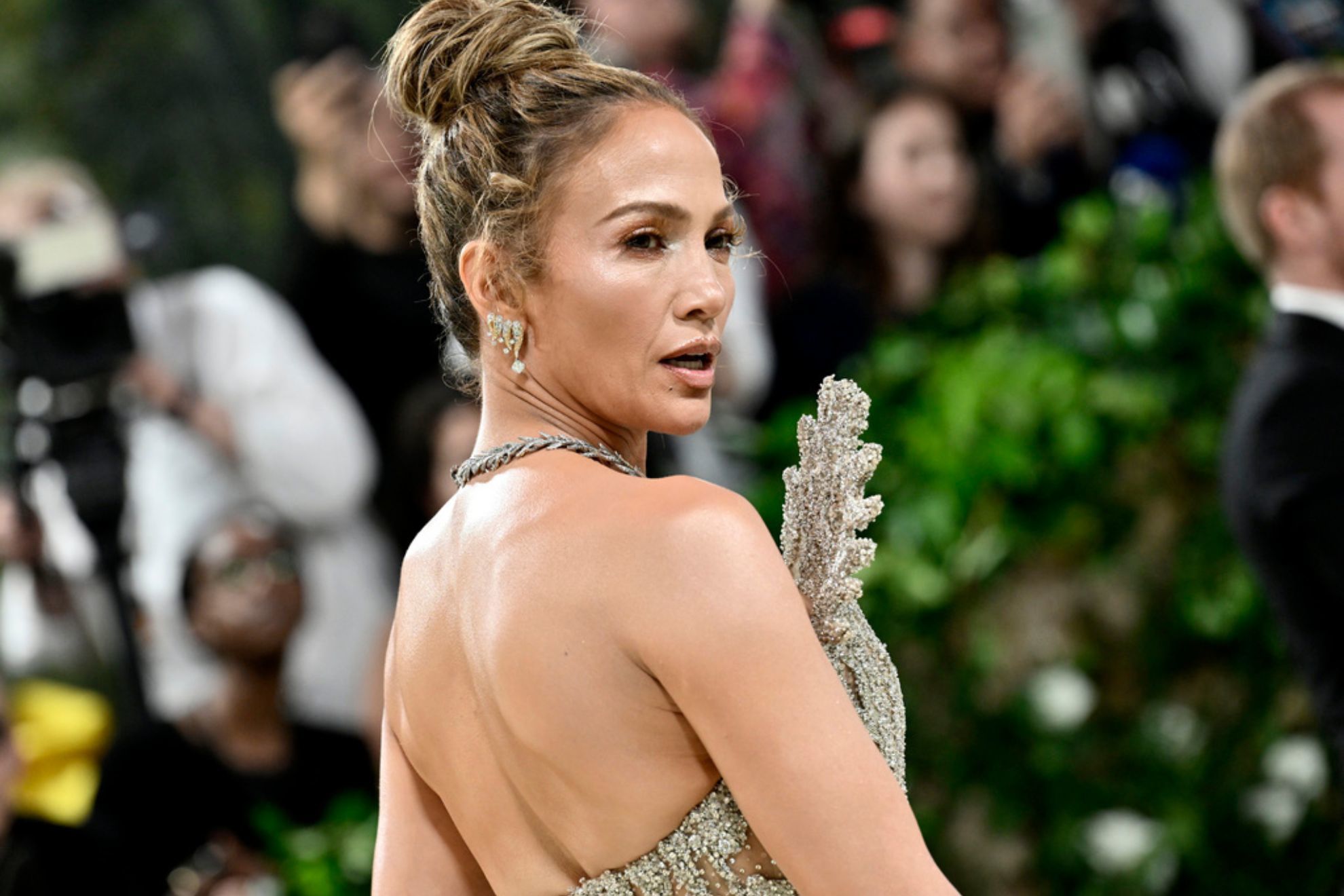 Jennifer Lopez female bodyguard puts actor in his place during assault drill | MARCA Jennifer Lopez female bodyguard puts actor in his place during assault drill | MARCA