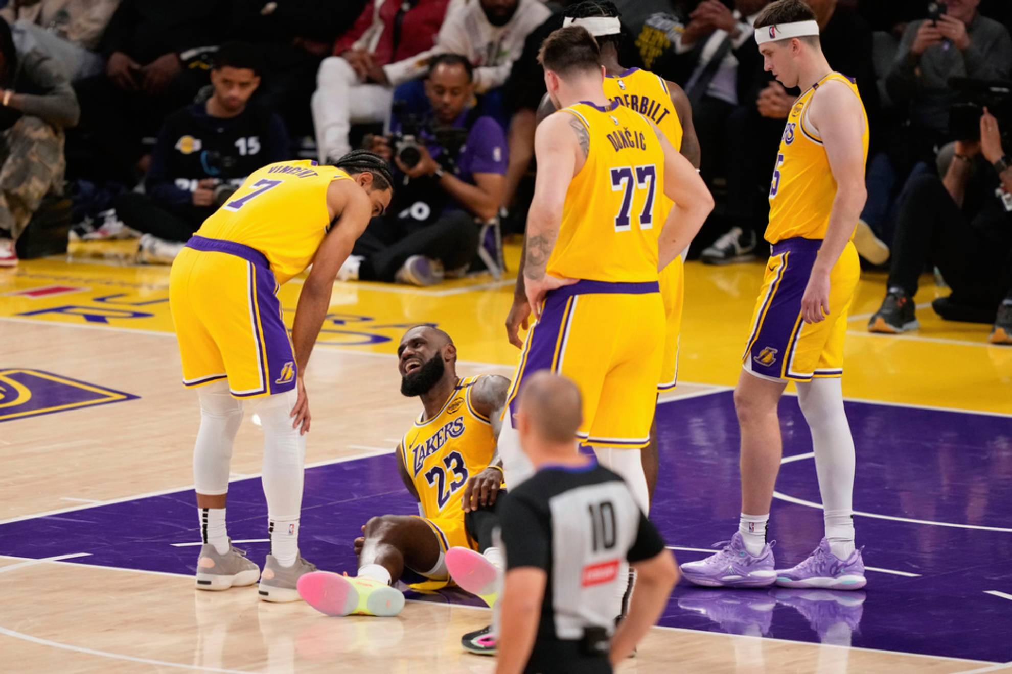 LeBron James sprained a knee ligament in Lakers' final loss to Wolves ...