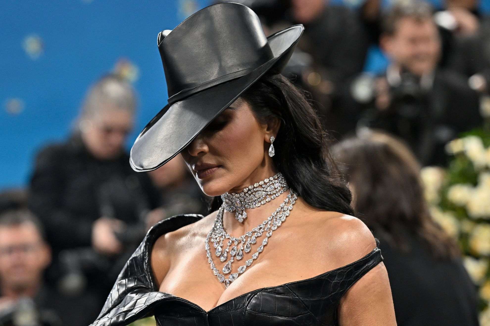 Kim Kardashian reacts furiously after security guard tripped over her Met  Gala dress | MARCA