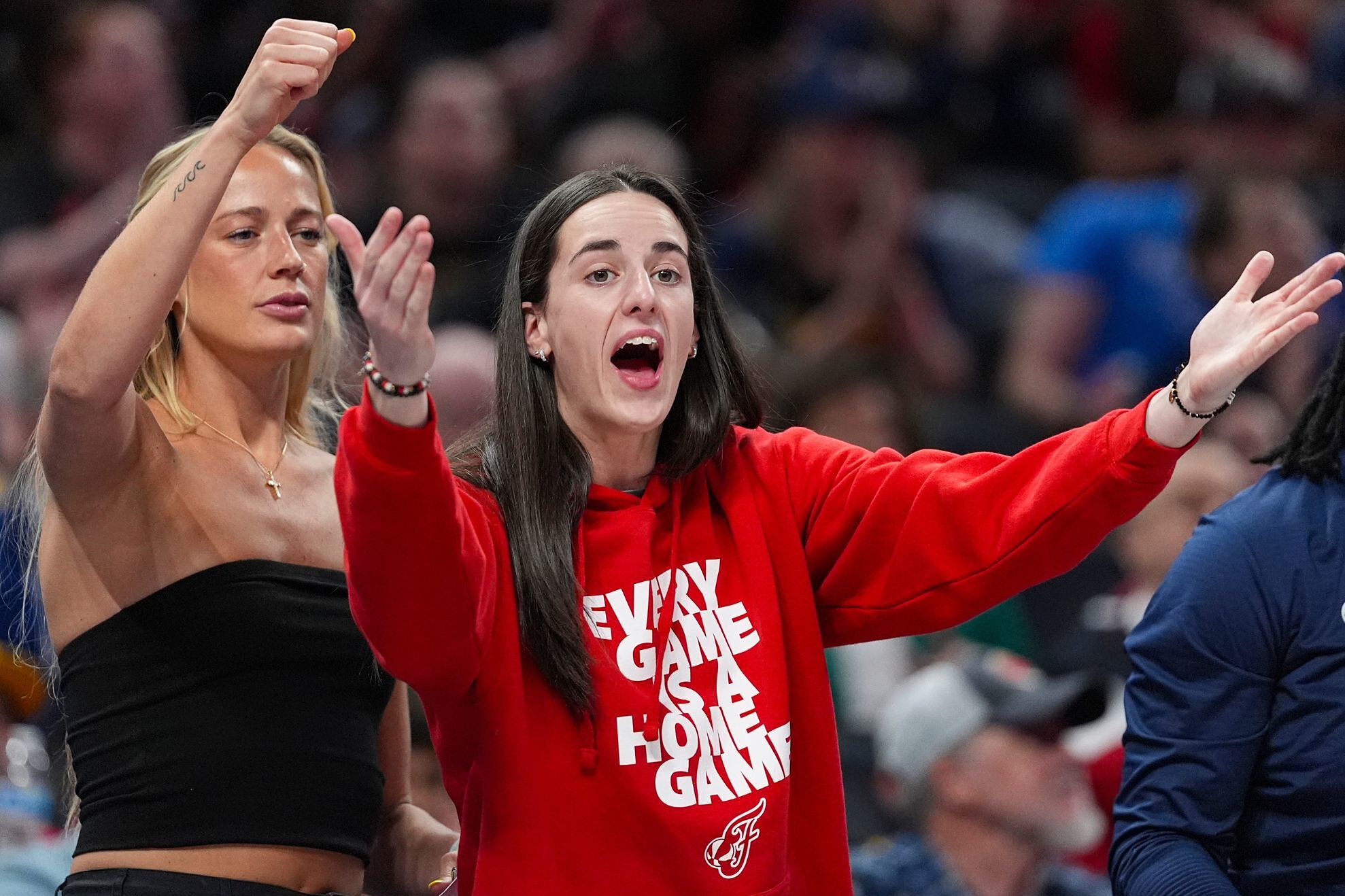 Caitlin Clark caught shoving teammate on the bench as confused fans react  over her attitude | MARCA