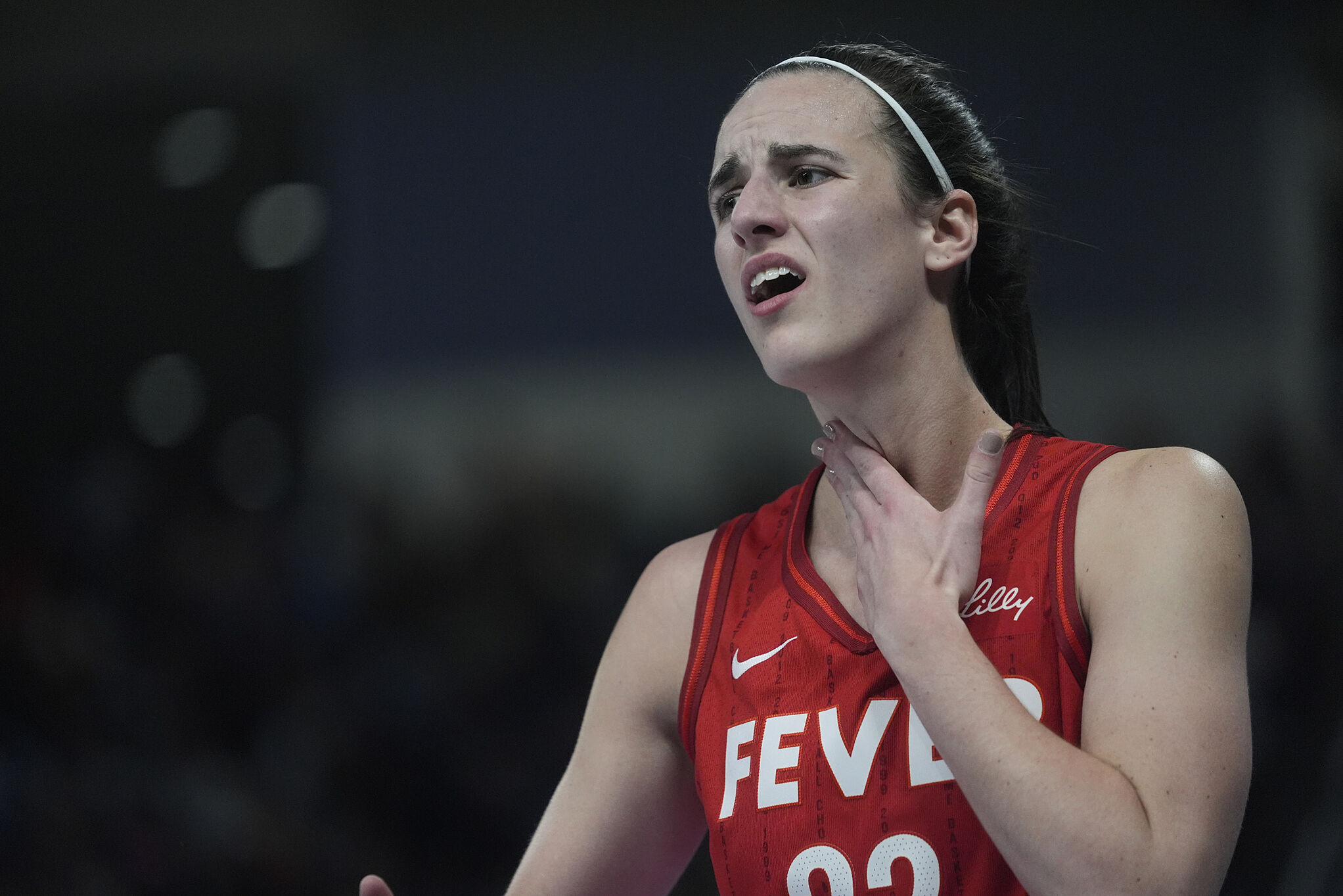 Caitlin Clark was caught as if she wasn't in her body in strange moment on  the indiana fever bench | MARCA