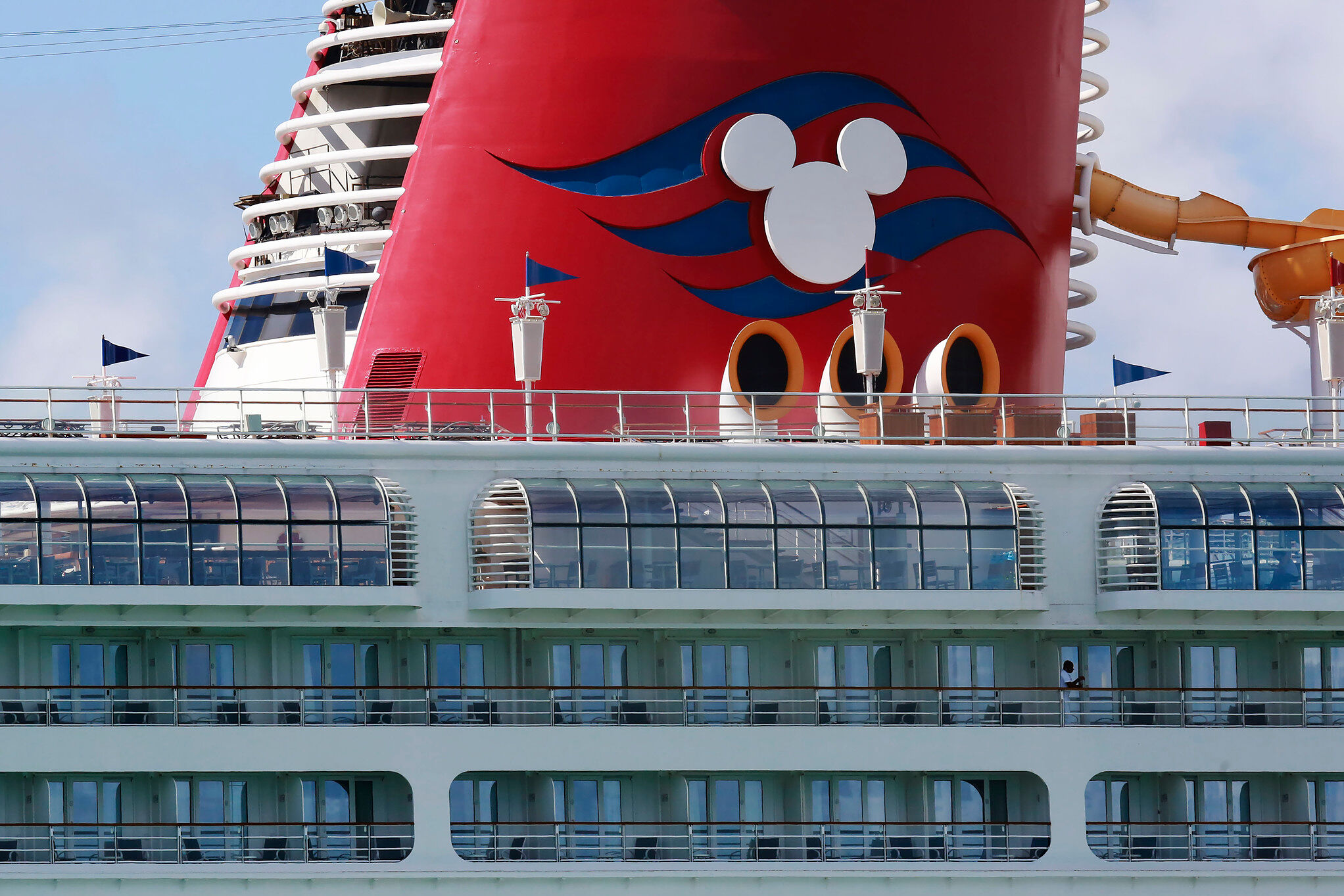 VIDEO - Father jumps off Disney Cruise to save his daughter after she ...