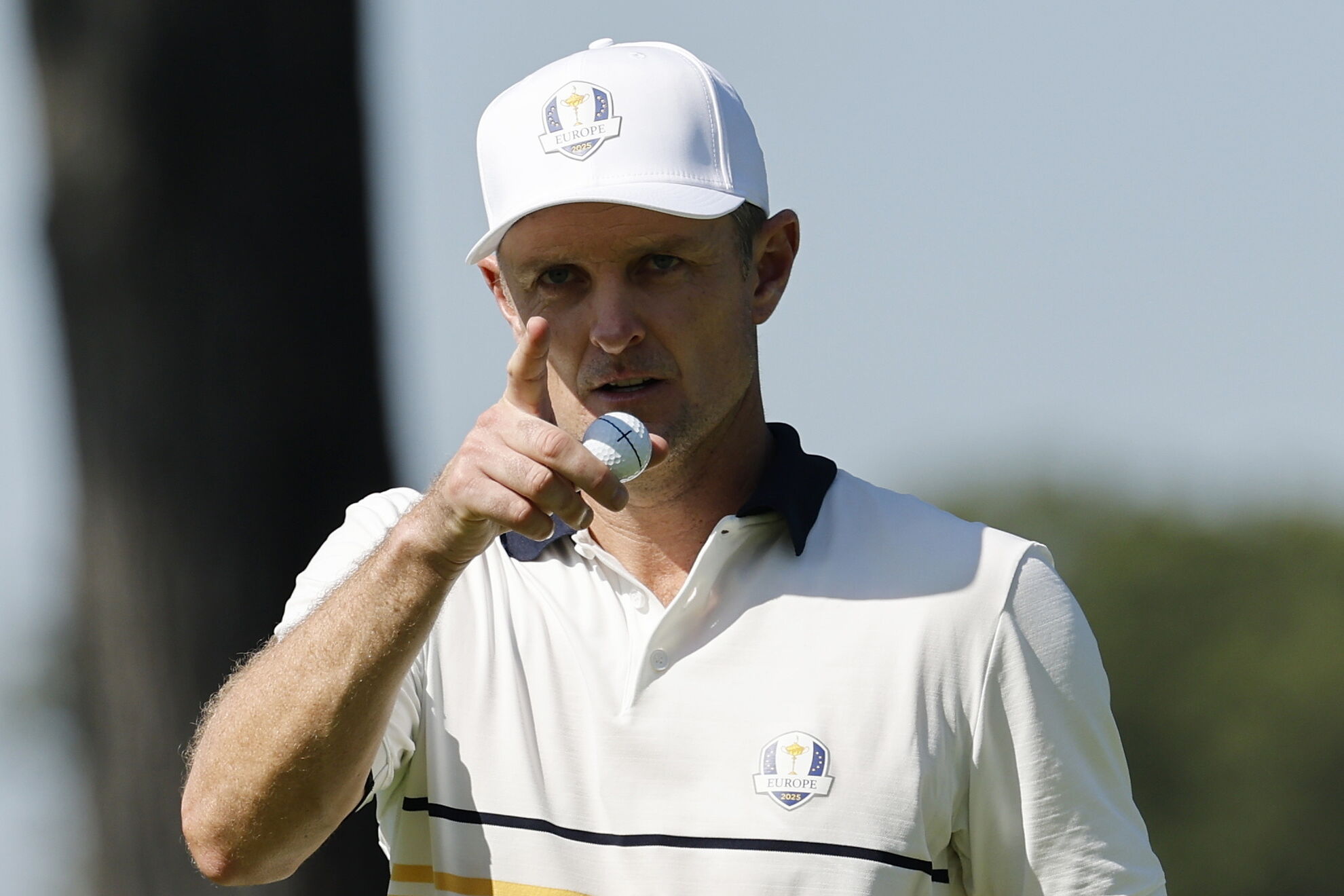 FARMINGDALE (United States), 28/09/2025.- Justin Rose of Europe gestures on the 9th hole during the singles matches of the 2025 lt;HIT gt;Ryder lt;/HIT gt; Cup golf tournament at the Bethpage Black Golf Course in Farmingdale, New York, USA, 28 September 2025. (Nueva York) EFE/EPA/ERIK S. LESSER