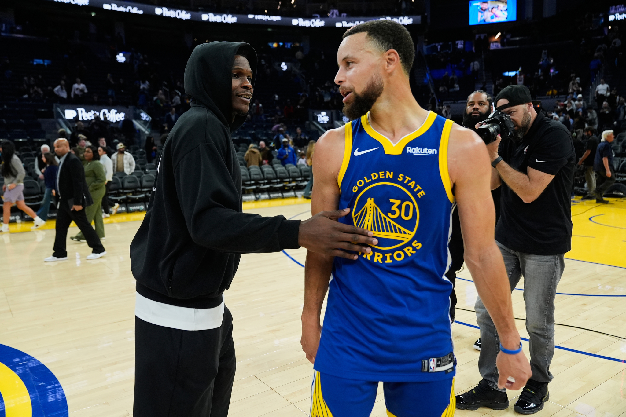 Minnesota Timberwolves guard Anthony Edwards, left, speaks with Golden State Warriors guard Stephen Curry after an NBA basketball game, Friday, Dec. 12, 2025, in San Francisco. (AP Photo/Godofredo A. Vásquez)