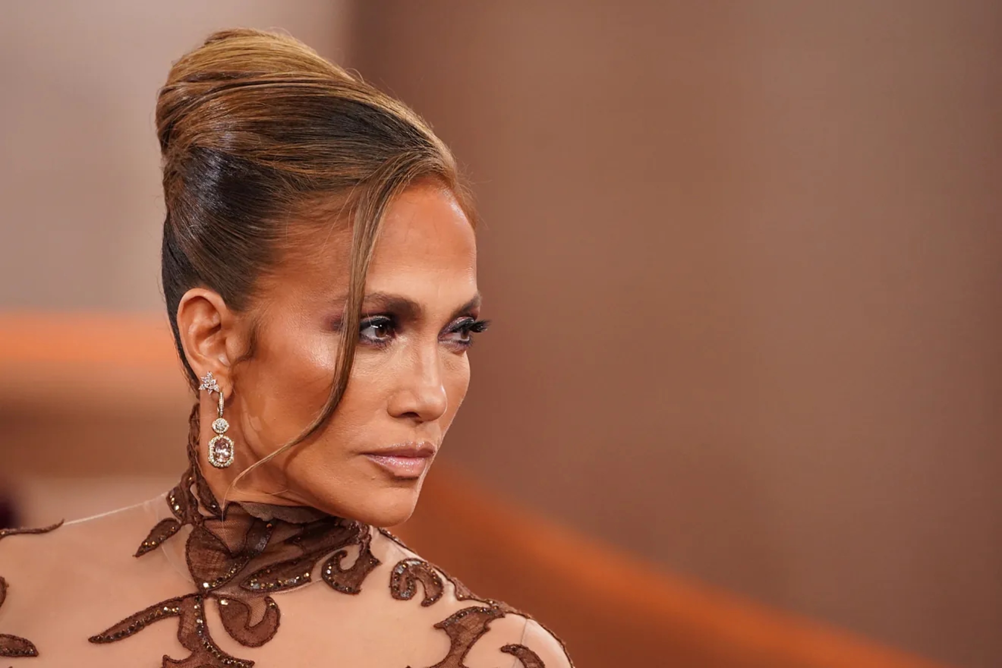 Jennifer Lopez dazzles at the Golden Globes in a sheer dress and then goes partying | MARCA Jennifer Lopez dazzles at the Golden Globes in a sheer dress and then goes partying | MARCA
