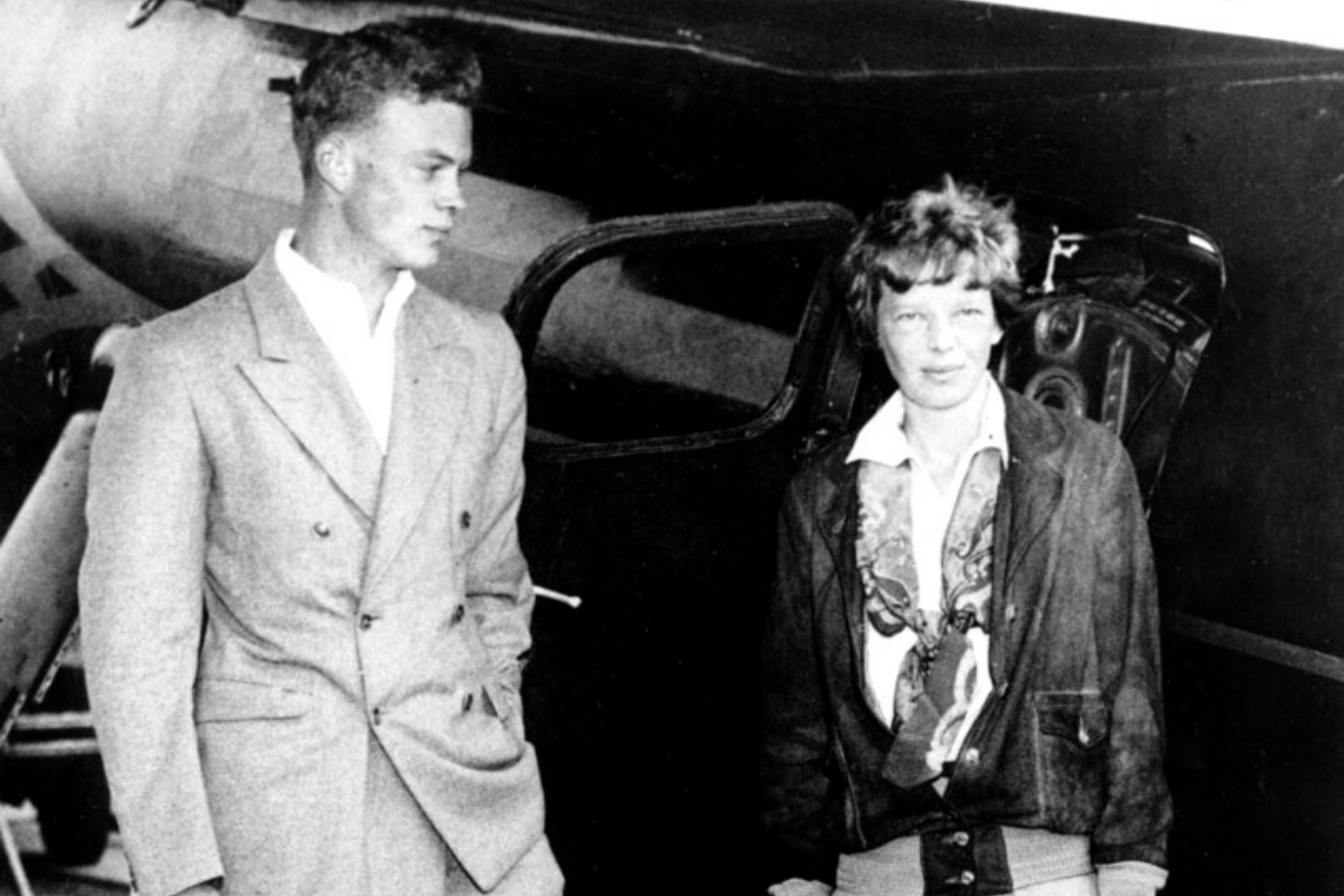 Amelia Earhart (right) Lapresse