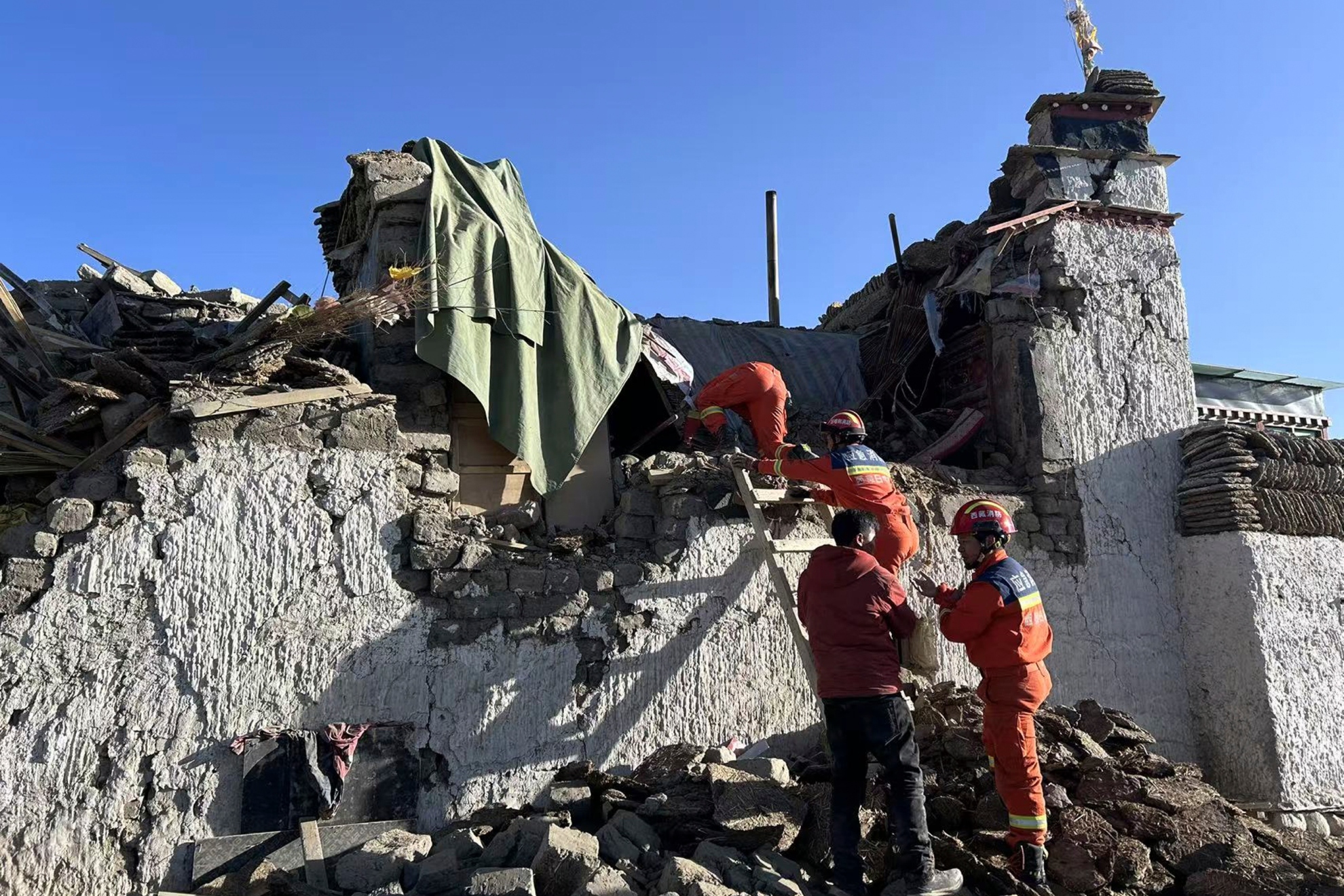Rescuers search for survivors after an earthquake in Changsuo township, Dingri, Xigaze, in southwest China's Tibet Autonomous Region.