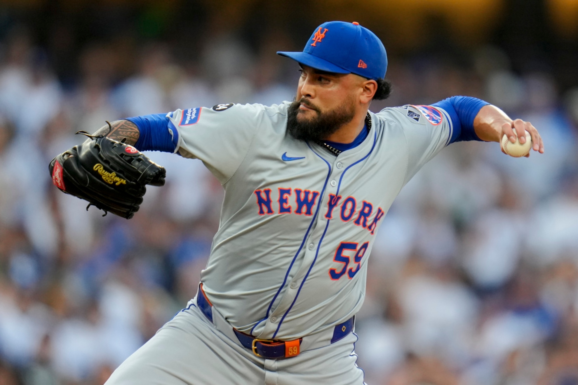 New York Mets pitcher Sean Manaea throws against the Los Angeles Dodgers.
